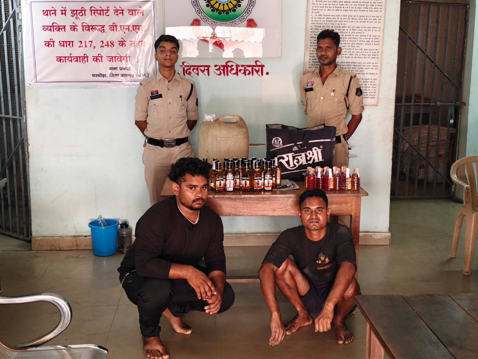 &ldquo;ऑपरेशन आघात&rdquo; का घरघोड़ा में बड़ा धमाका : रायकेरा में पुलिस की ताबड़तोड़ रेड, 30 लीटर से अधिक अवैध शराब जब्त, दो आरोपी गिरफ्तार