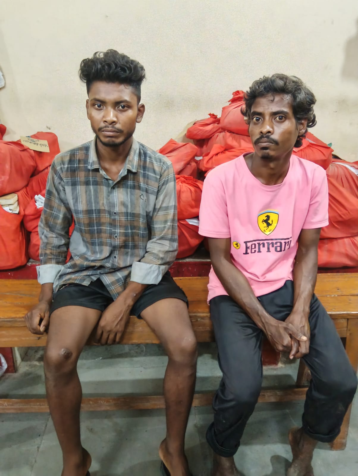 रायगढ़ पुलिस का &ldquo;ऑपरेशन शंखनांद&rdquo; बना मवेशी तस्करों पर कहर &mdash; धरमजयगढ़ पुलिस ने 08 मवेशियों को बूचड़खाने पहुंचने से पहले कराया मुक्त, 02 आरोपी गिरफ्तार, वाहन चालक फरार