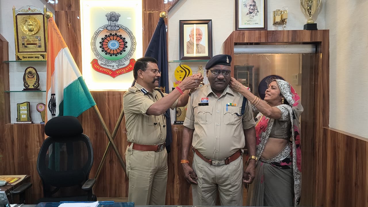 थाना बागबहार के एएसआई नारायण प्रसाद साहू बने सब इंस्पेक्टर, जशपुर पुलिस कार्यालय में स्टार सेरेमनी के बीच डीआईजी-एसएसपी डॉ. लाल उमेद सिंह ने कंधों पर सजाए सितारे