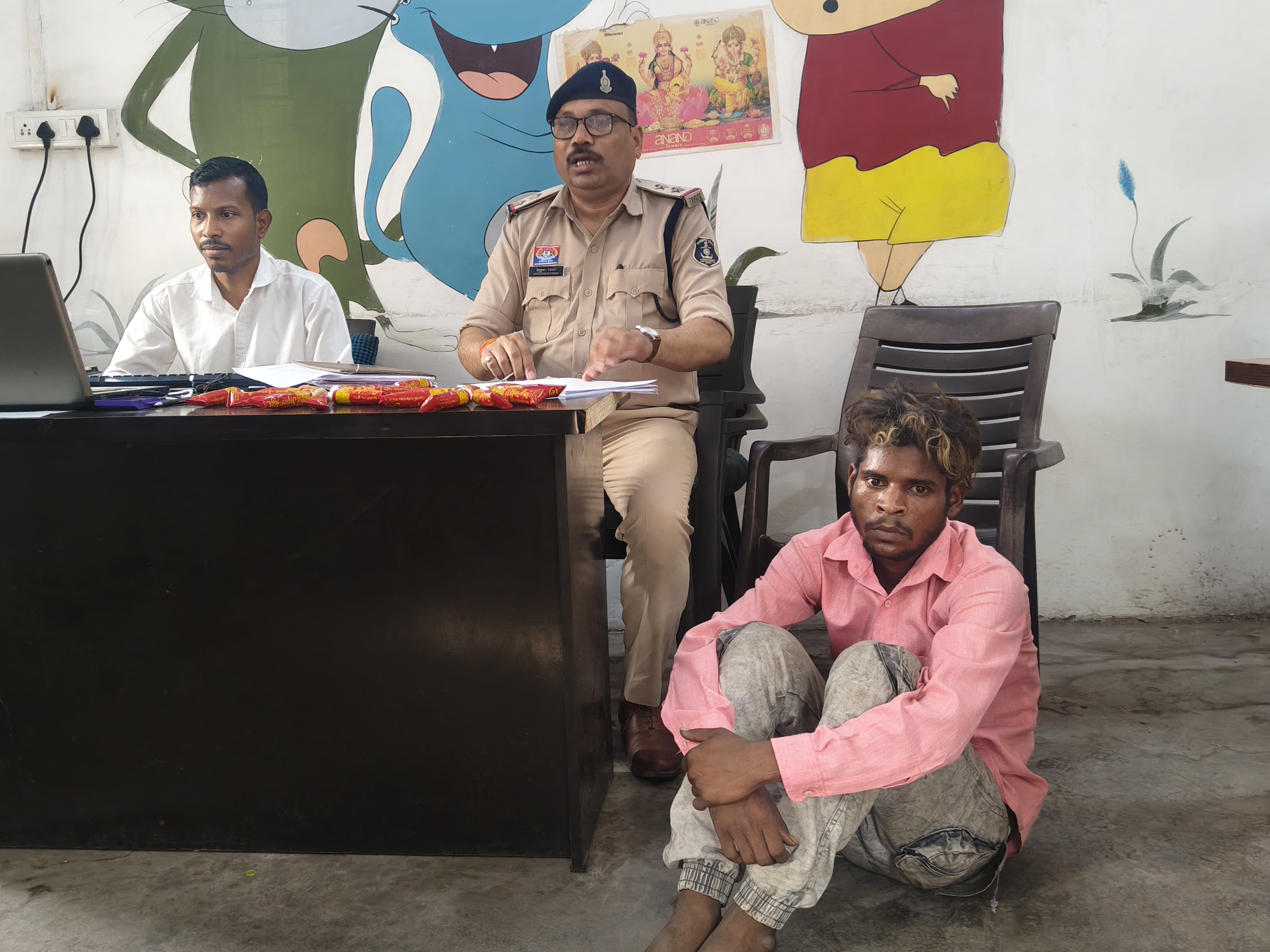 ऑपरेशन आघात&rdquo; में रायगढ़ पुलिस का बड़ा प्रहार : मासूम बच्चों को नशे की गिरफ्त में धकेलने वाला &lsquo;डोकरी&rsquo; चढ़ा पुलिस के हत्थे, राउरकेला से लाकर बेच रहा था सोल्यूशन, कोतवाली पुलिस ने 19 ट्यूब समेत आरोपी को दबोच भेजा जेल