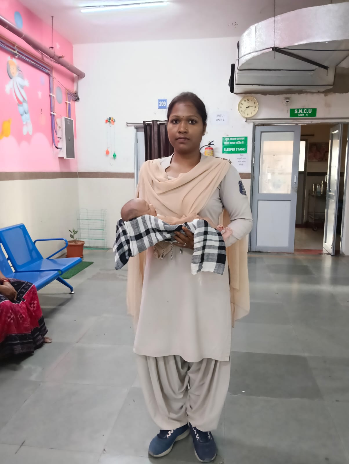 रेलवे स्टेशन के बाहर डेढ़ माह के मासूम पर हो रही थी बेरहमी, रायगढ़ पुलिस बनी जिंदगी की ढाल &mdash; इलाज से लेकर बाल कल्याण समिति तक हर जिम्मेदारी निभाकर पेश की मानवता की मिसाल