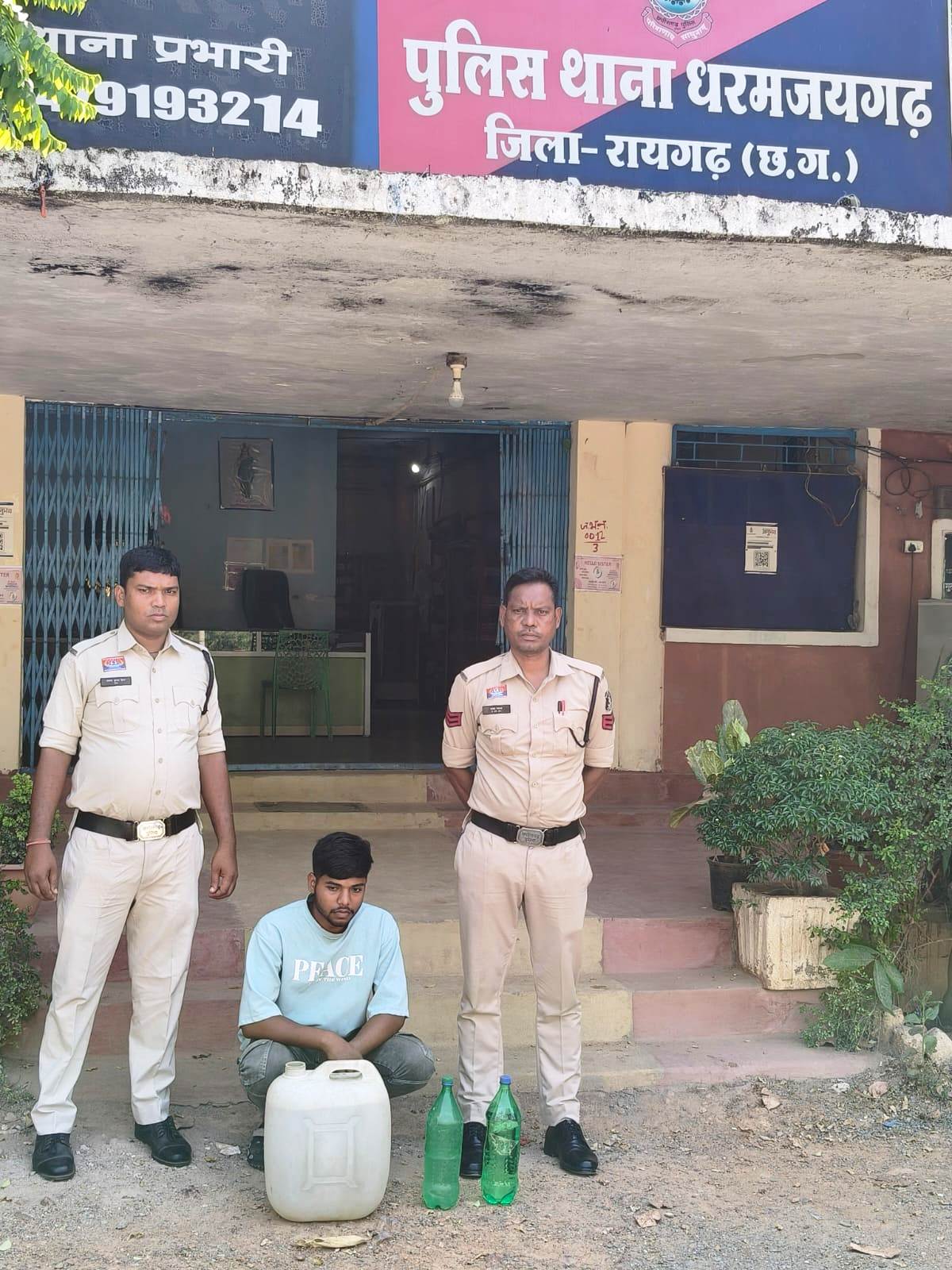 &ldquo;ऑपरेशन आघात&rdquo; का ताबड़तोड़ असर: धरमजयगढ़ और खरसिया पुलिस की दोहरी कार्रवाई में 40 लीटर अवैध महुआ शराब जब्त, दो तस्कर गिरफ्तार, नशे के कारोबारियों में मचा हड़कंप