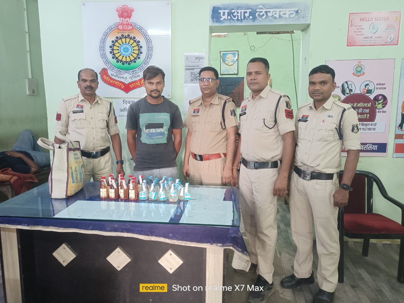 ऑपरेशन आघात&rdquo; का बड़ा असर, खरसिया में अवैध शराब कारोबारियों पर पुलिस का ताबड़तोड़ प्रहार, एक ही दिन में महिला समेत दो तस्कर दबोचे गए, 63 पाव देशी-अंग्रेजी शराब जब्त