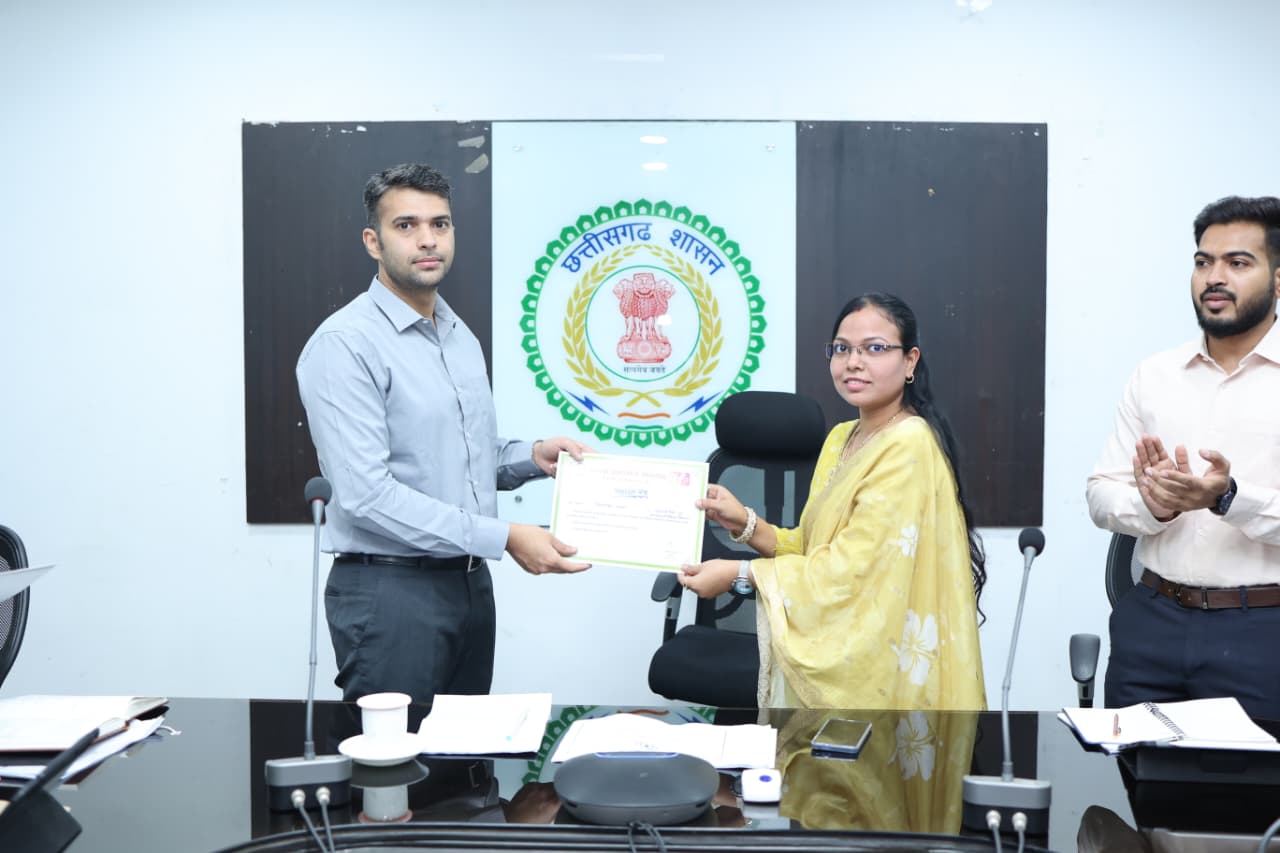 जो कर्मचारी बने शासन की योजनाओं की असली ताकत, उन्हें कलेक्टर ने किया सम्मानित... जानिए किन कर्मठ अधिकारियों-कर्मचारियों को मिला गौरव का यह सम्मान