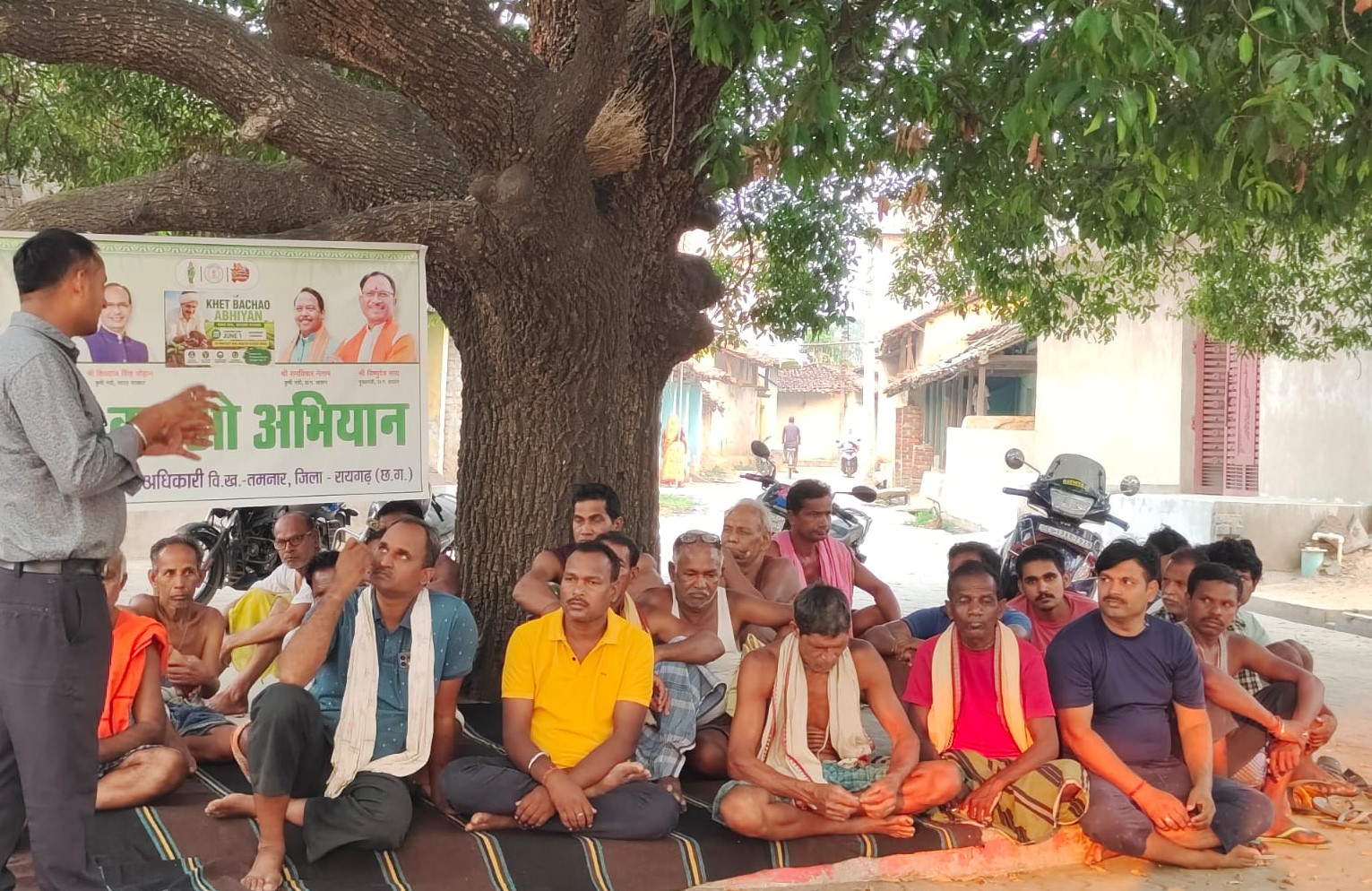 खेत बचाओ अभियान के तहत गोढ़ी में कृषक चर्चा आयोजित ,हरी खाद, बीजीए खाद एवं जैविक खेती को बढ़ावा देने किसानों को किया गया जागरूक
