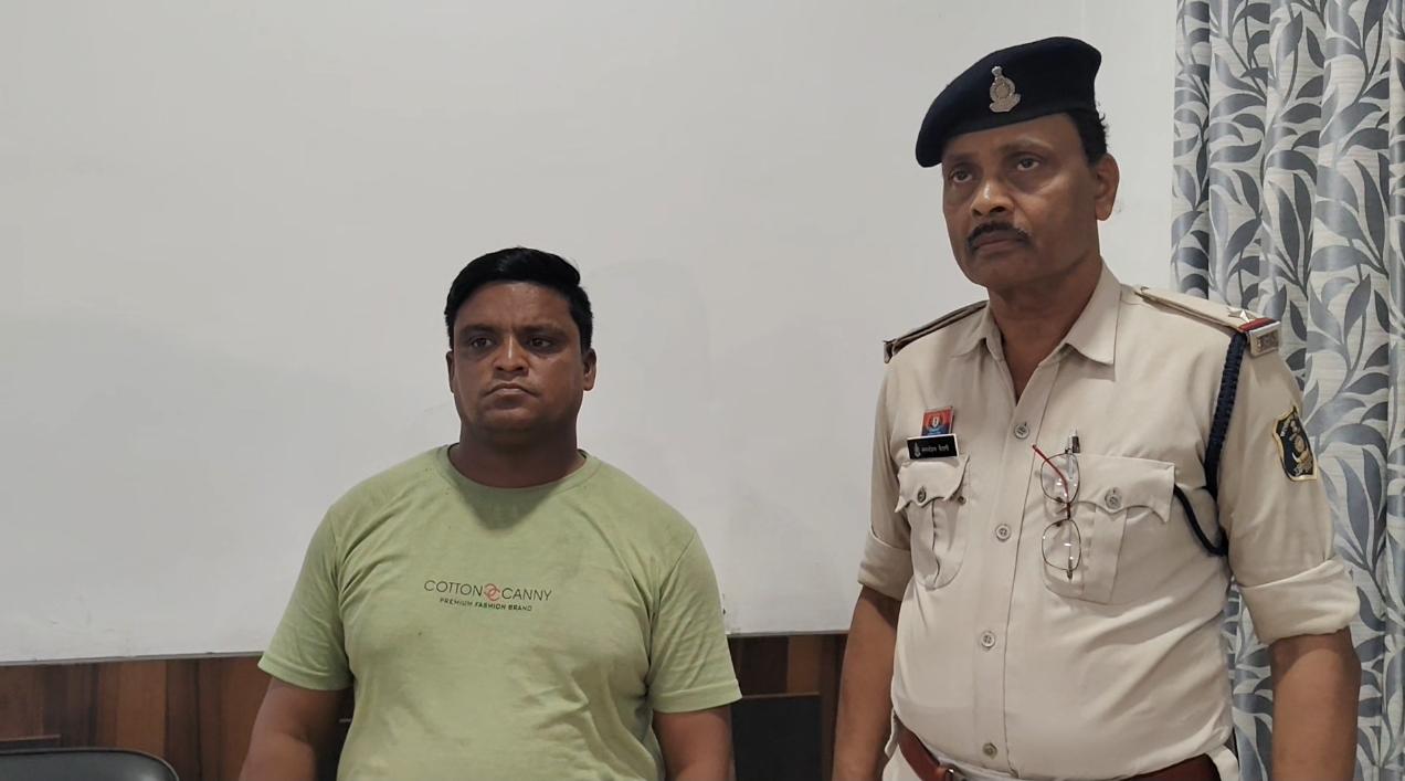 6 साल तक शादी का झांसा देकर युवती का शारीरिक शोषण, दूसरी महिला से मंदिर में रचाई कथित शादी; दोनों महिलाएं पहुंचीं एसपी कार्यालय, आरोपी हिरासत में
