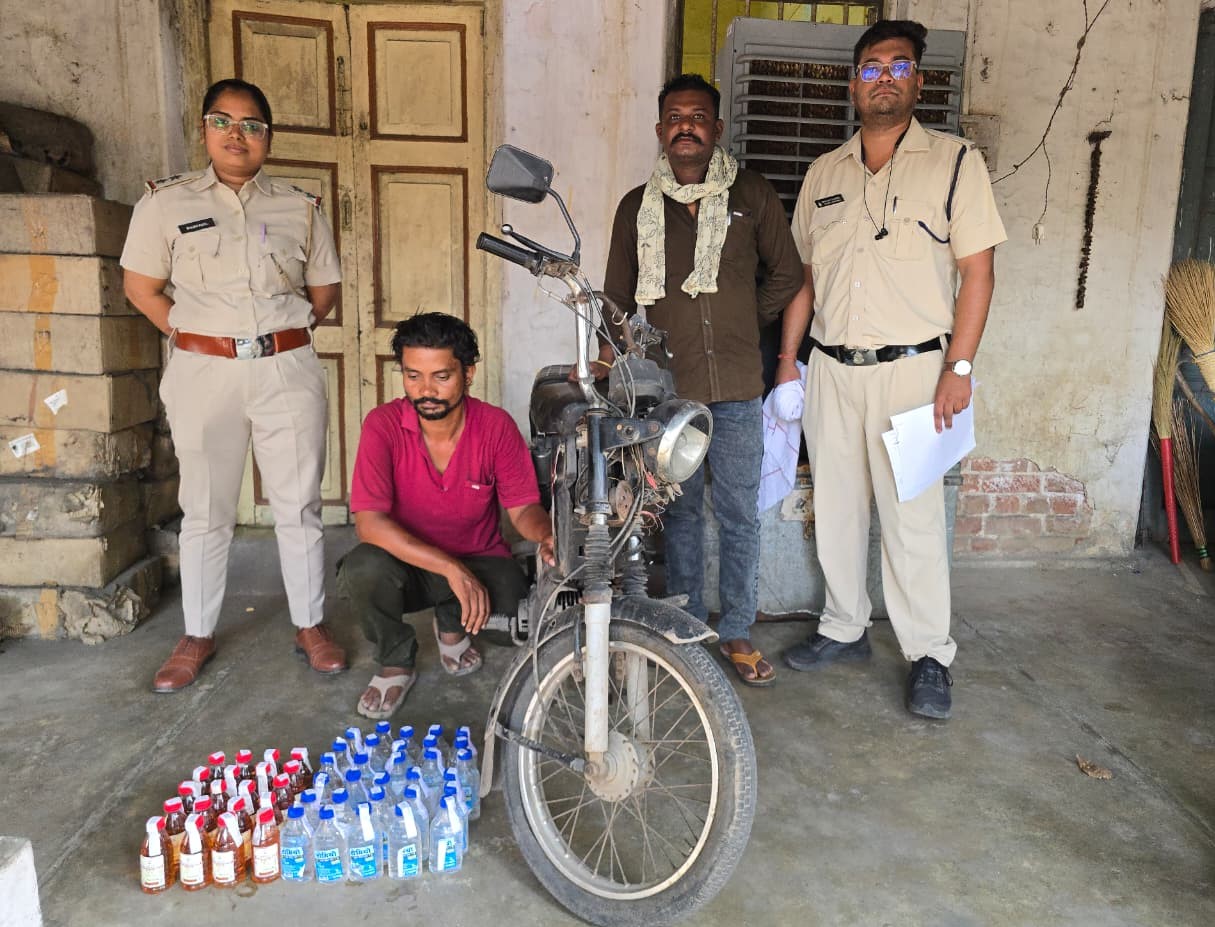 बिना नंबर की बाइक पर शराब तस्करी का खेल बेनकाब, 9 लीटर अवैध शराब के साथ तस्कर गिरफ्तार; आबकारी विभाग की दबिश से मचा हड़कंप