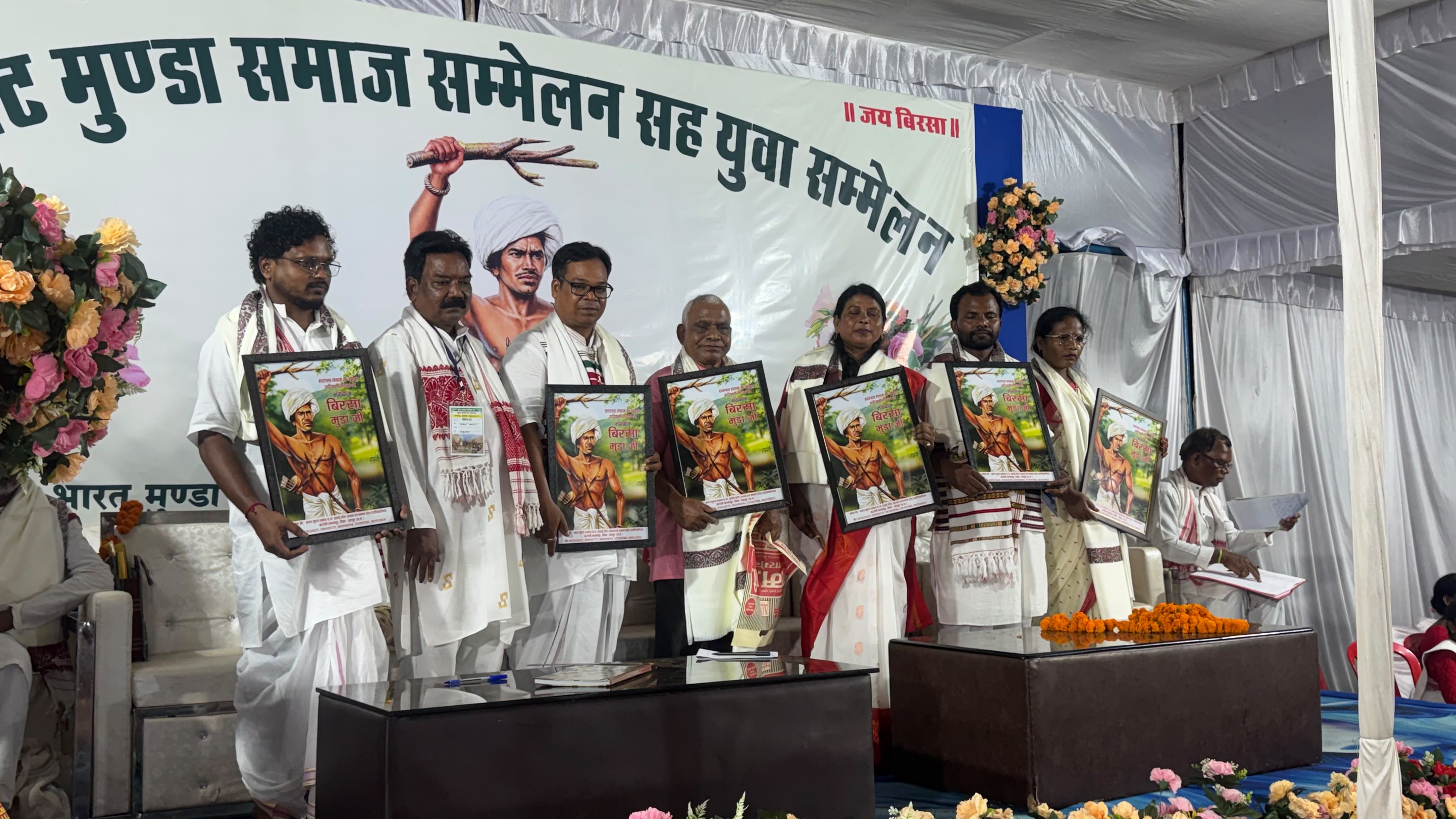 जशपुर में मुंडा समाज की बड़ी बैठक ! हजारों लोगों की&nbsp; जुटान के बीच शंकर राम बरला फिर बने प्रदेश अध्यक्ष, सामाजिक भवन और बिरसा मुंडा स्टेडियम को लेकर मंच से हुई बड़ी घोषणाएं