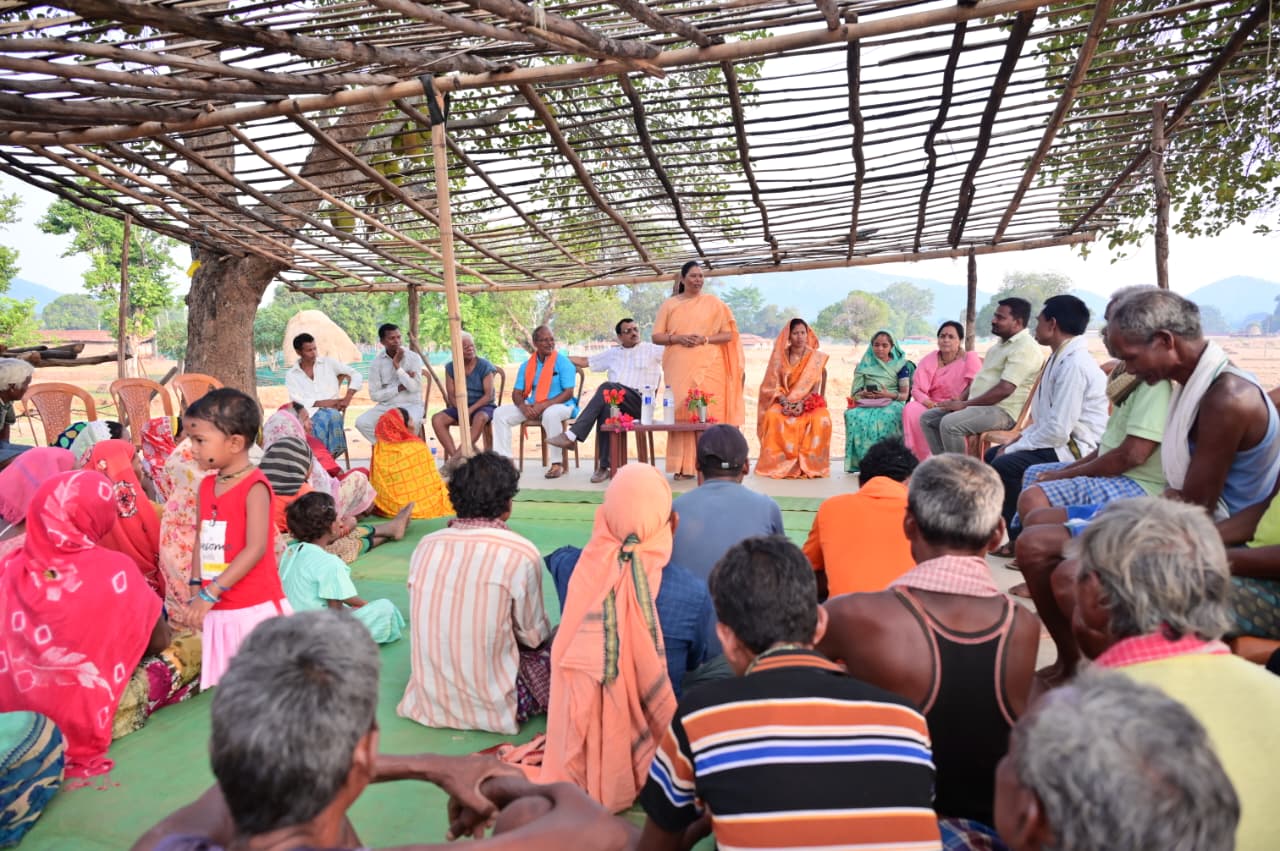 महादेवडांड में विधायक गोमती साय का जनसंपर्क अभियान, स्व-सहायता समूहों की महिलाओं से मिलकर जानी योजनाओं की जमीनी हकीकत