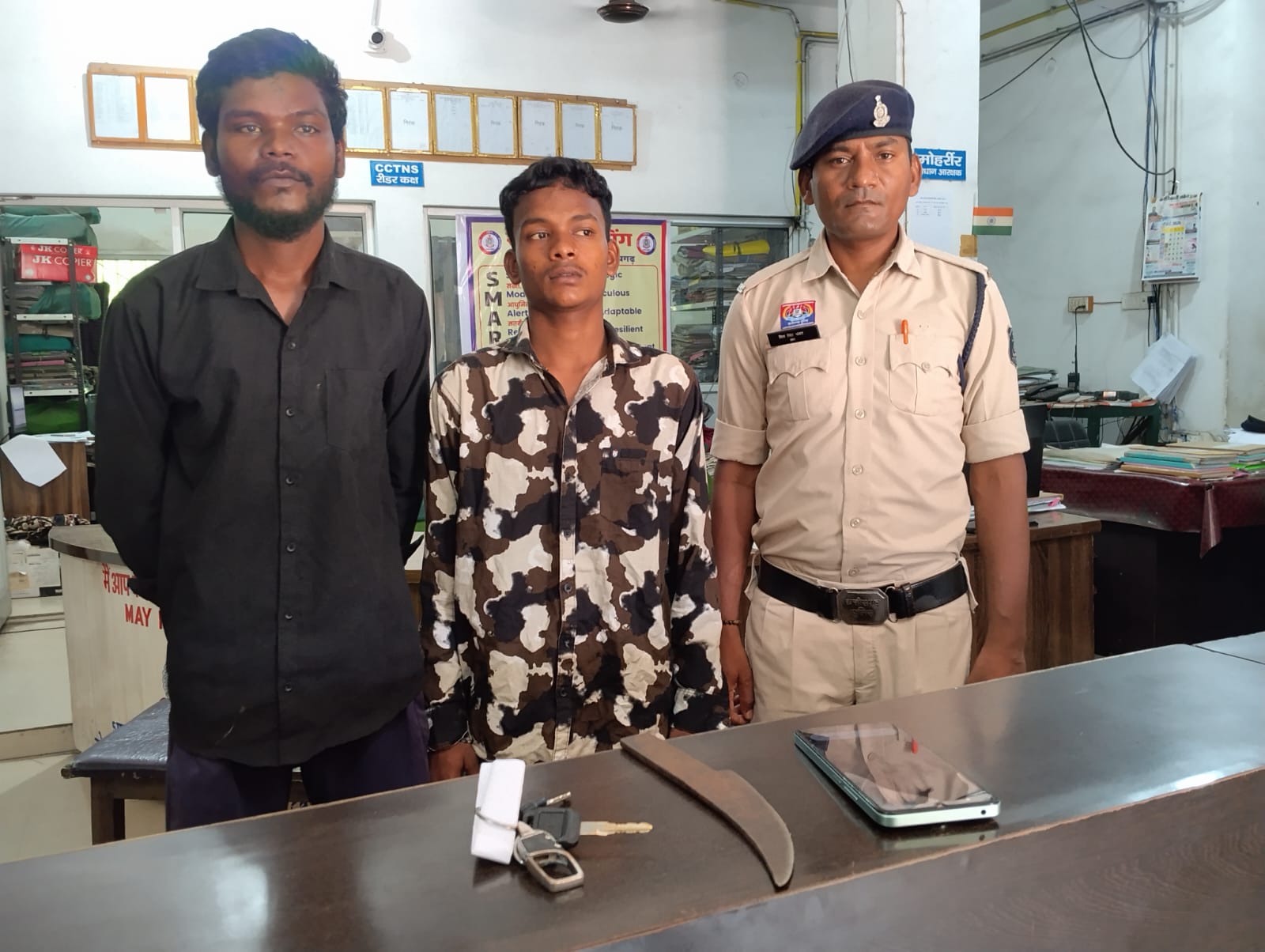 रायगढ़ में लूटपाट मचाने वाले बदमाशों पर पुलिस का बड़ा प्रहार: 2 घंटे के भीतर सुराग, जोगीडीपा के दो आरोपी गिरफ्तार, लूटी गई बाइक-मोबाइल और चाकू बरामद