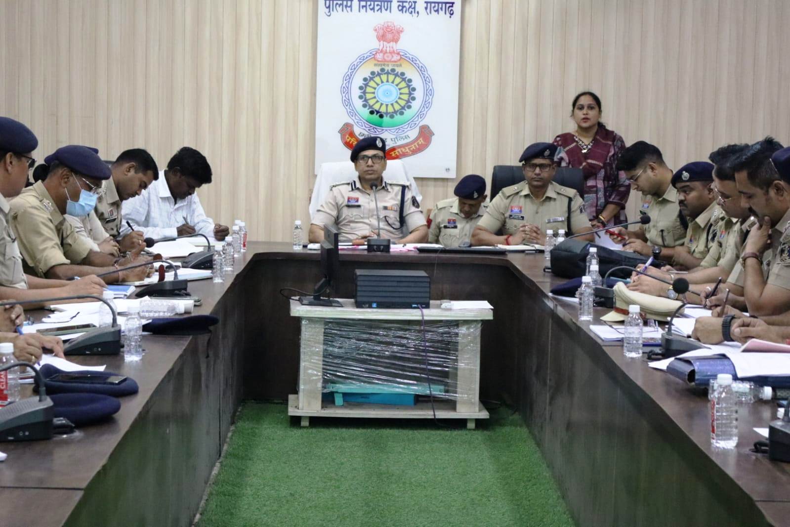 रायगढ़ में अपराधियों पर बड़ा शिकंजा कसने की तैयारी, एसएसपी शशि मोहन सिंह की क्राइम मीटिंग में बाइक चोरों, फरार आरोपियों और अवैध कारोबारियों के खिलाफ विशेष अभियान के सख्त निर्देश