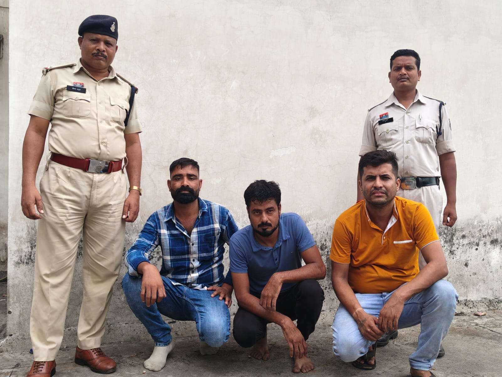 10 लाख की जबरन वसूली के लिए घर में घुसे गुंडे! डंडों से की मारपीट, जान से मारने की धमकी; रायगढ़ पुलिस ने कुख्यात बदमाश समेत तीन आरोपियों को दबोचा