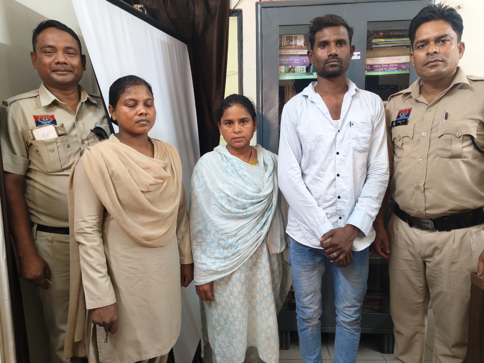 ऑपरेशन आघात का बड़ा असर : 13 लीटर महुआ शराब के साथ 2 लाख की कार जब्त, महिला समेत दो गिरफ्तार; तमनार में भी 10 लीटर शराब बरामद