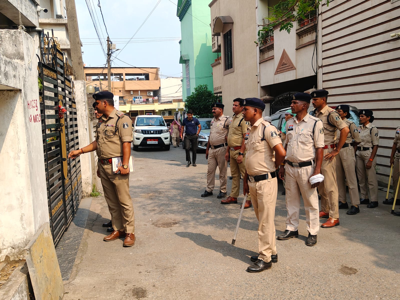 रायगढ़ में नकली शराब सिंडिकेट पर पुलिस का शिकंजा और कसा, फरार मास्टरमाइंड विनय ठाकुर के घर चस्पा किया नोटिस