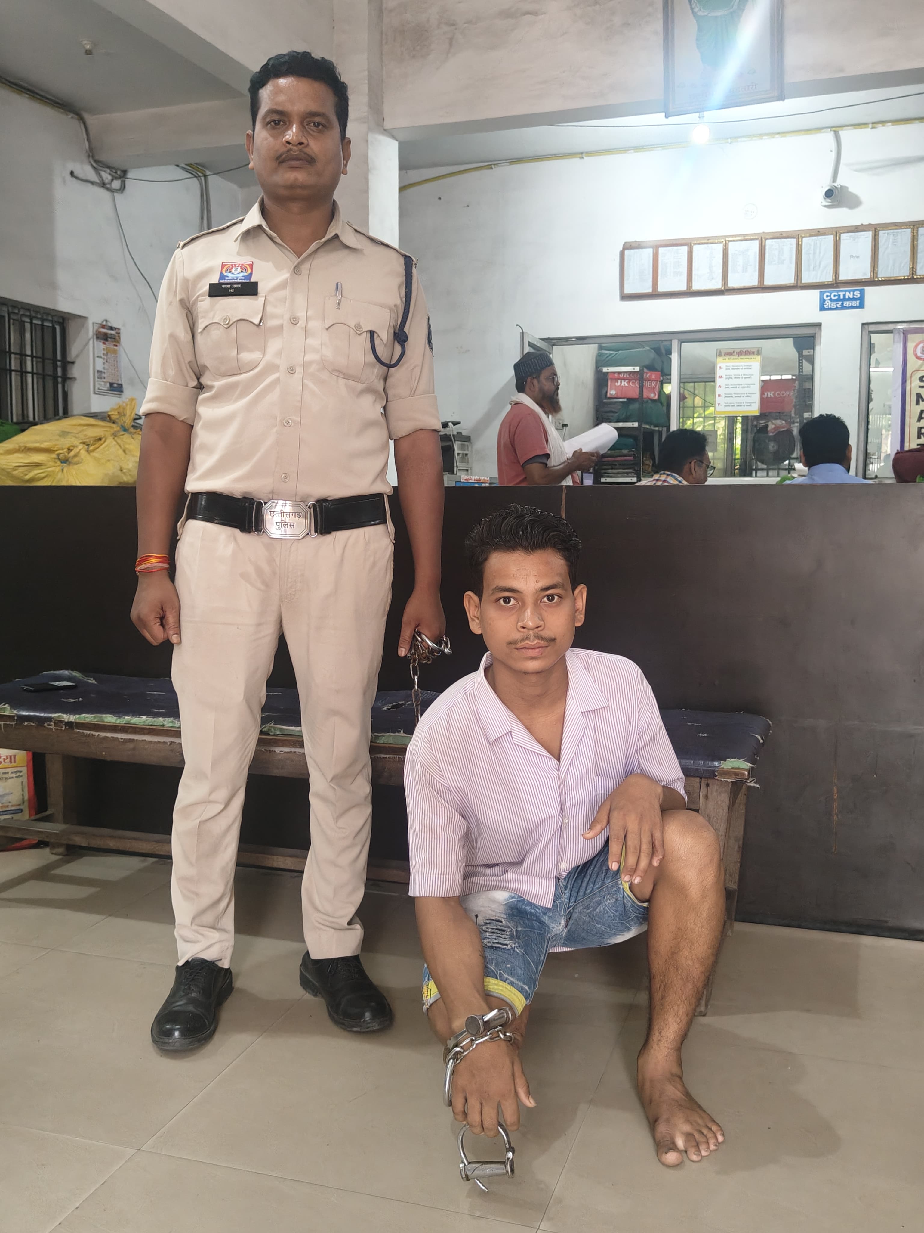 रिश्तों को किया शर्मसार: नशे के लिए पैसों की मांग पूरी नहीं हुई तो वृद्ध महिला से मारपीट, जान से मारने की धमकी देकर चाकू से किया वार