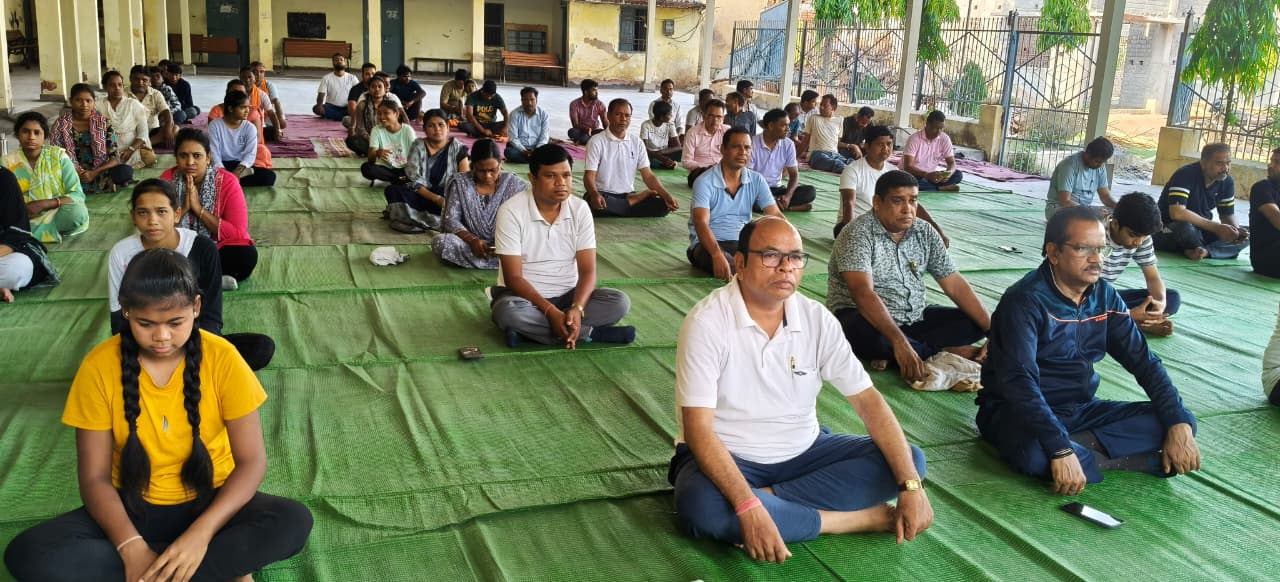 पुसौर में उत्साहपूर्वक मनाया गया अंतरराष्ट्रीय योग दिवस, सैकड़ों लोगों ने किया योगाभ्यास ,योग से गूंजा शासकीय बालक उच्चतर माध्यमिक विद्यालय परिसर