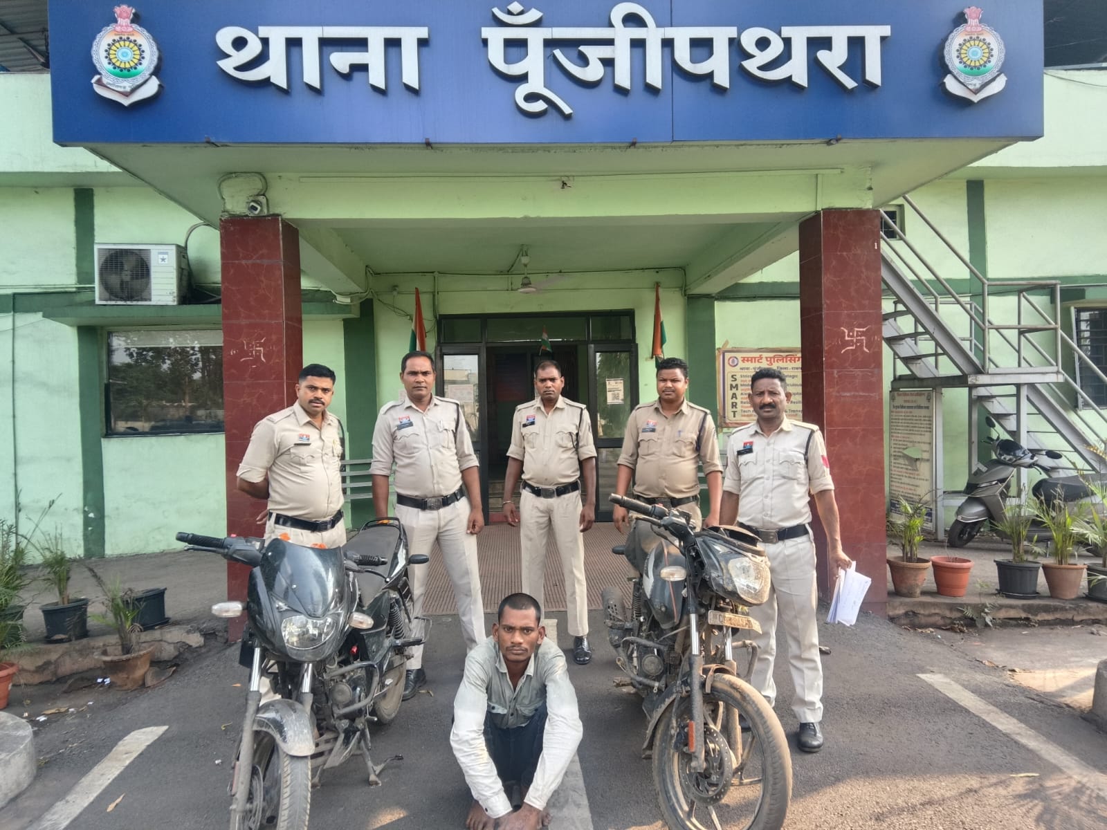 चोरी करने निकला, अपनी बाइक का पेट्रोल खत्म हुआ तो दूसरे की नई पल्सर लेकर हो गया फरार, लेकिन पुलिस ने 72 घंटे के भीतर दबोचा शातिर चोर; दो बाइक जब्त, आरोपी जेल भेजा