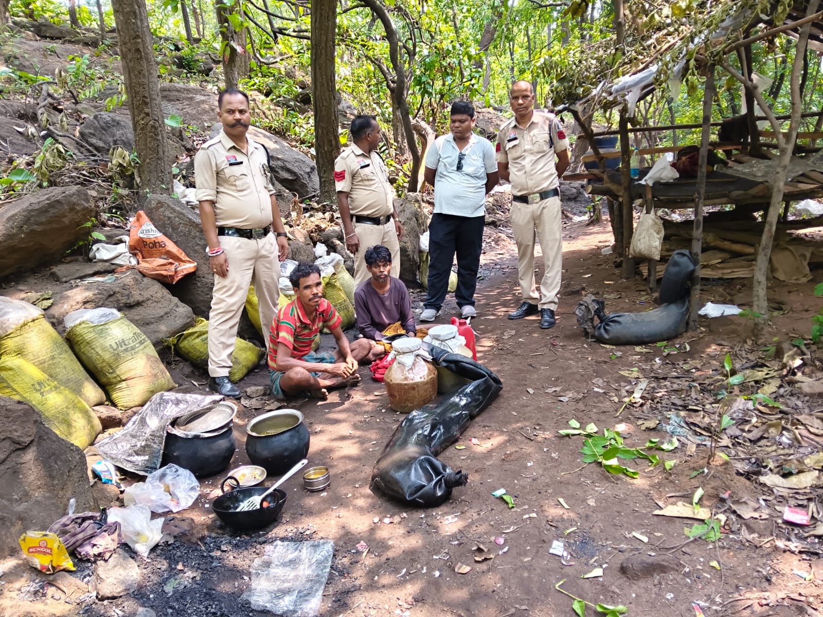 ऑपरेशन आघात का बड़ा प्रहार: नटवरपुर जंगल में धधक रही अवैध महुआ शराब भट्टी पर पुलिस का छापा, 65 लीटर कच्ची शराब जब्त, दो तस्कर गिरफ्तार