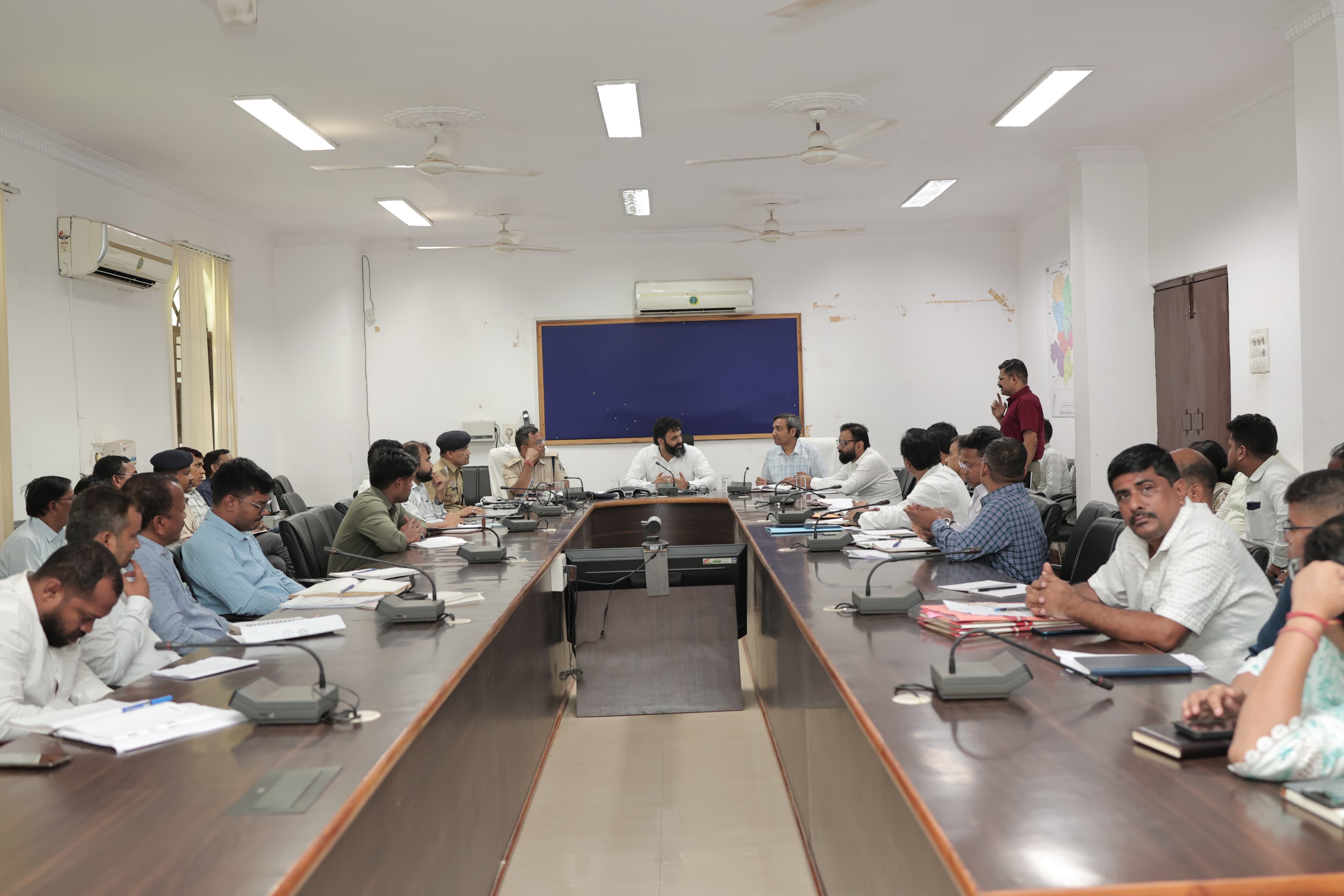 जशपुर में सड़क सुरक्षा पर प्रशासन का बड़ा एक्शन, नियम तोड़ने वालों पर होगी सख्त कार्रवाई; हेलमेट, ओवरलोडिंग और आयरन केज व्हील पर कड़ी निगरानी