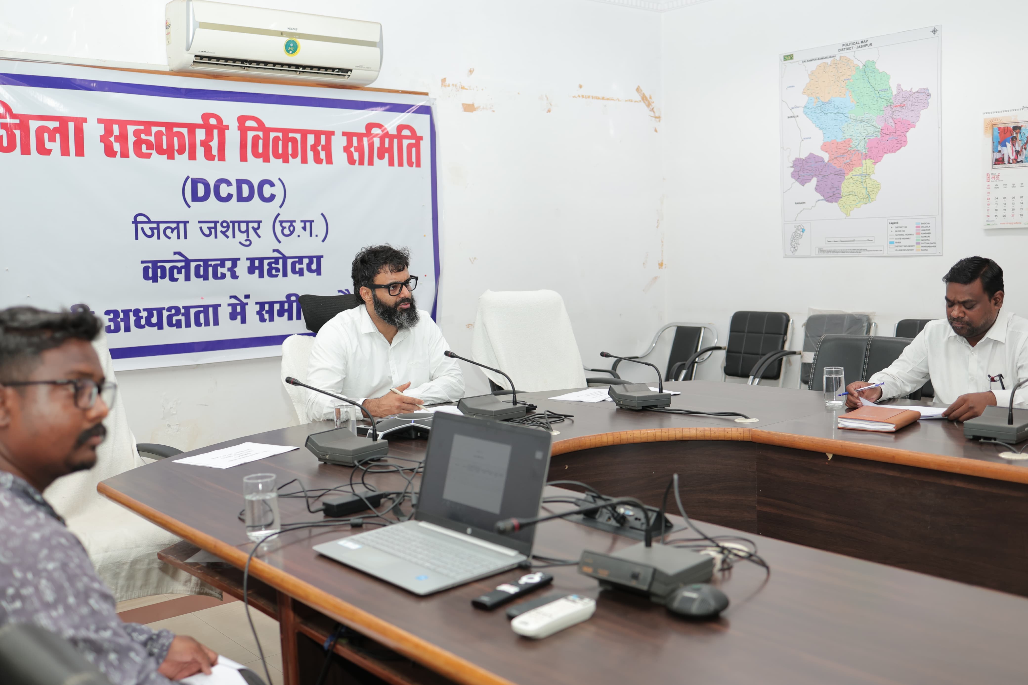 जशपुर में सहकारिता को मिलेगा नया विस्तार, कलेक्टर रोहित व्यास ने किसानों को समय पर खाद-बीज और ऋण उपलब्ध कराने के दिए सख्त निर्देश