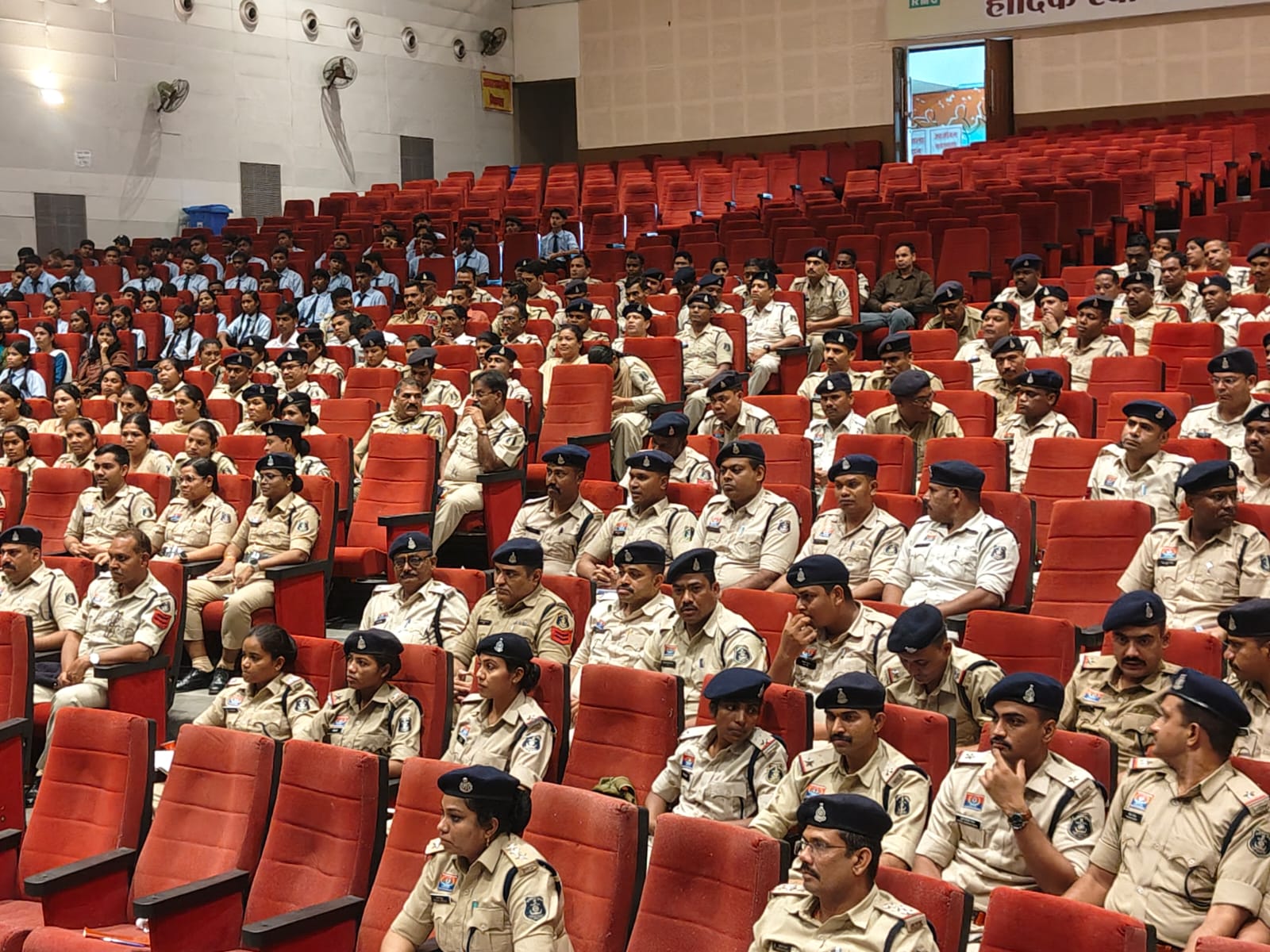 रायगढ़ में नवीन आपराधिक कानूनों पर दो दिवसीय जागरूकता प्रदर्शनी व कार्यशाला शुरू, स्कूली बच्चों ने भी जाना कानून और साइबर सुरक्षा का महत्व