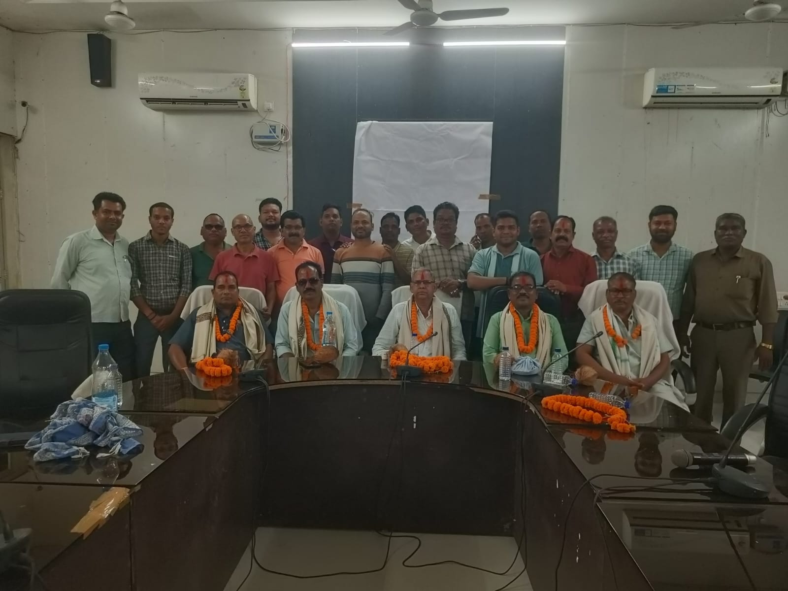 सरकारी सेवा का गौरवपूर्ण अध्याय हुआ पूरा, जिला पंचायत में पांच अनुभवी वाहन चालकों को सम्मानपूर्वक दी गई विदाई, वर्षों की निष्ठा, ईमानदारी और समर्पण को अधिकारियों-कर्मचारियों ने किया सलाम