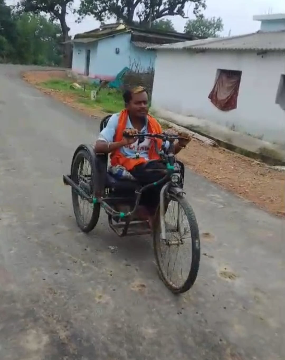 सीएम हेल्पलाइन बनी दिव्यांग का सहारा, चार माह से बंद मोटराइज्ड ट्राइसाइकिल कुछ ही दिनों में हुई दुरुस्त
