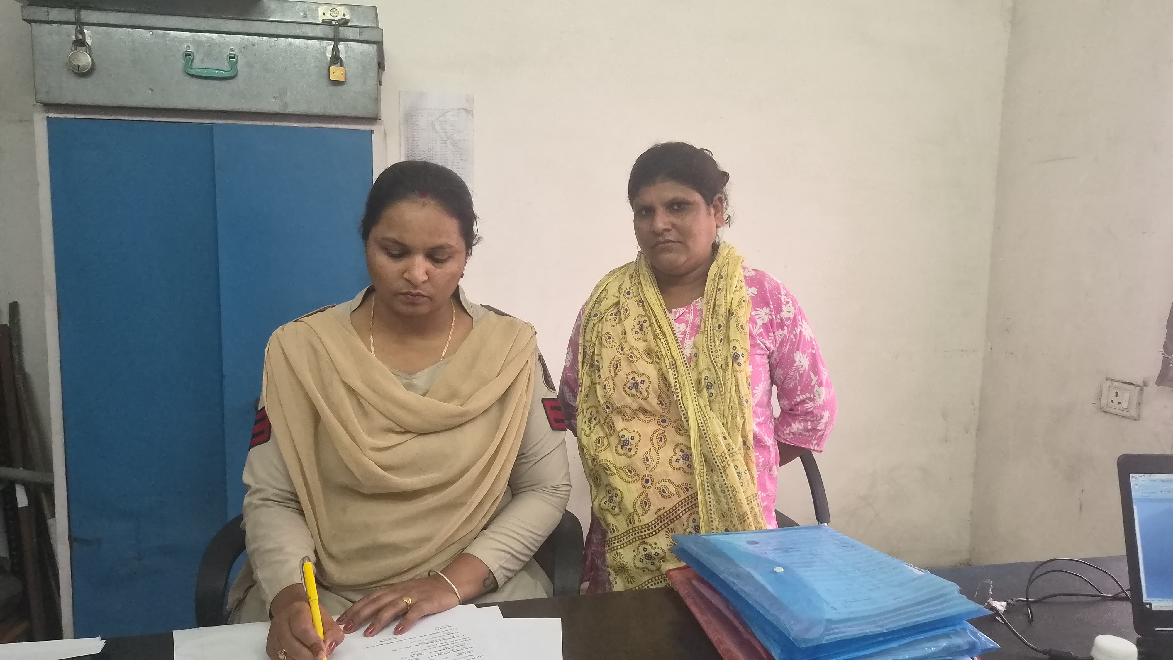 वायरल VIDEO ने खोल दी सरेआम गुंडागर्दी की पोल: युवती से बीच सड़क बेरहमी से मारपीट करने वाली नूरी खान गिरफ्तार, दो नाबालिगों पर भी कार्रवाई