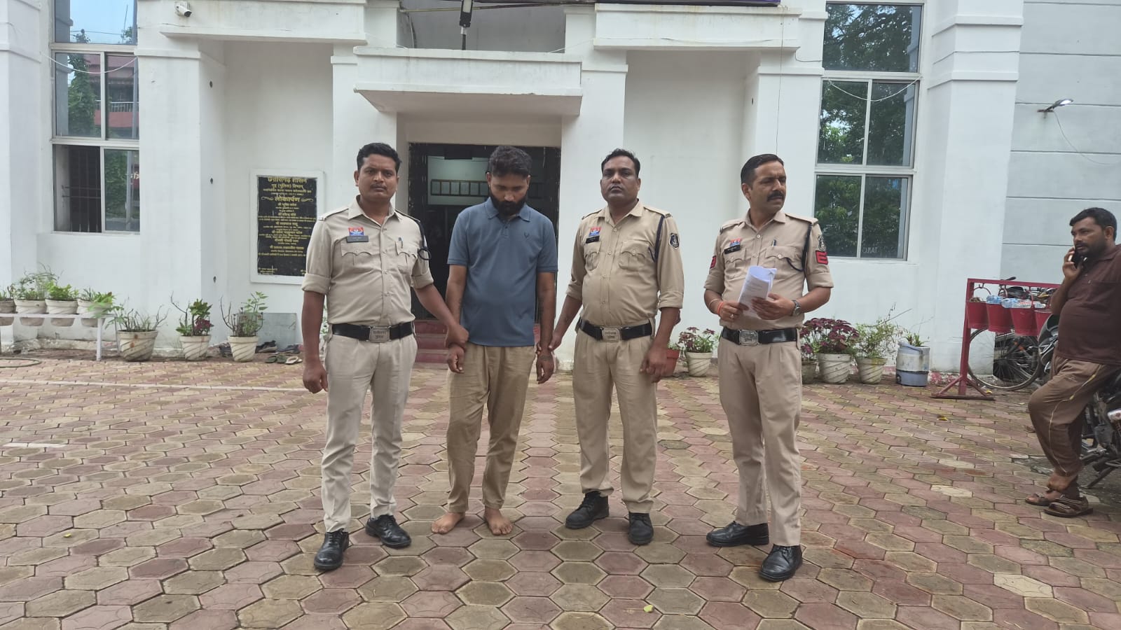 जिला बदर बदमाश चाहत शुक्ला ने पुलिस कार्यालय में किया हंगामा, पेट्रोल की बोतल लेकर पहुंचा आरोपी; एसडीएम के सामने पेशी के बाद सीधे भेजा गया जेल