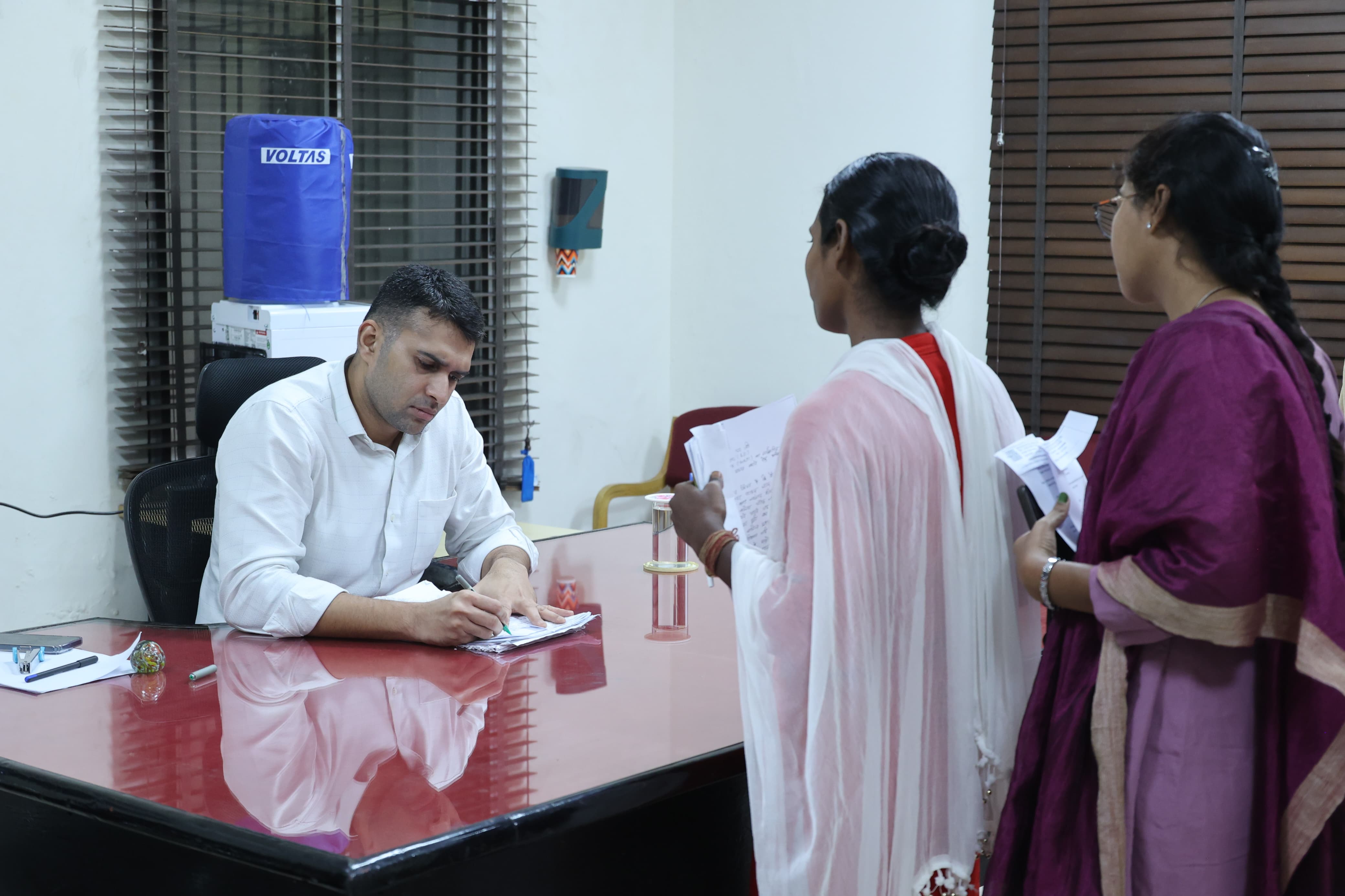 जनदर्शन में कलेक्टर मयंक चतुर्वेदी का सख्त संदेश: स्कूलों में शिक्षक, जर्जर अस्पताल, सड़क, आवास और दिव्यांगों के मामलों में तत्काल कार्रवाई के निर्देश