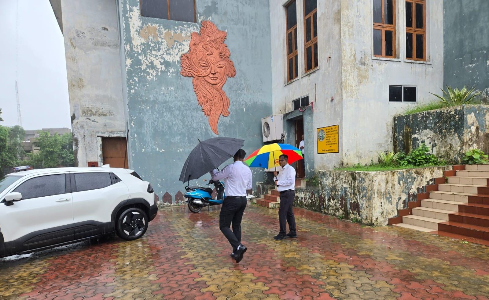 लगातार बारिश के बीच एक्शन मोड में दिखा जिला प्रशासन, कलेक्टर ने खुद संभाला मोर्चा, बाढ़ और जलभराव वाले इलाकों का किया निरीक्षण