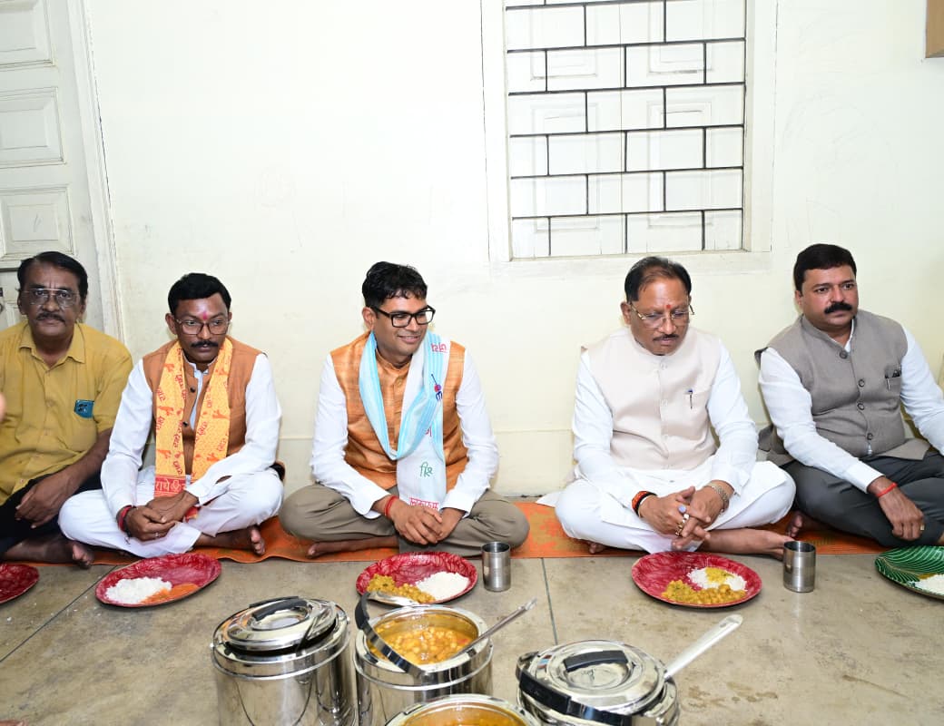गुरु भक्ति और सादगी की मिसाल: मुख्यमंत्री श्री विष्णु देव साय ने श्रद्धालुओं संग पंगत में बैठकर ग्रहण किया भंडारा प्रसाद