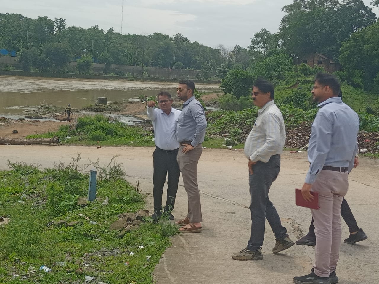 रायगढ़ के विकास कार्यों पर कलेक्टर की बड़ी कार्रवाई! मरीन ड्राइव से कयाघाट पुल तक किया औचक निरीक्षण, गोगा नाला, प्यासा मैदान और शतरंज क्लब को लेकर दिए सख्त निर्देश