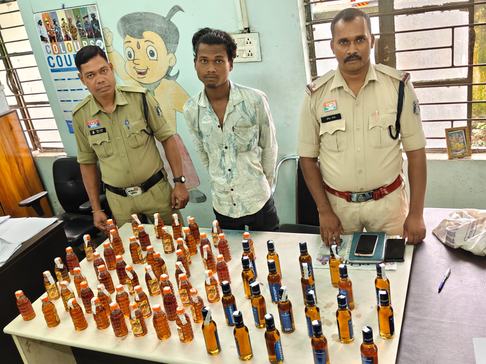 स्कूटी में भरकर बेचने ले जा रहा था अंग्रेजी शराब, घरघोड़ा पुलिस ने दबोचा