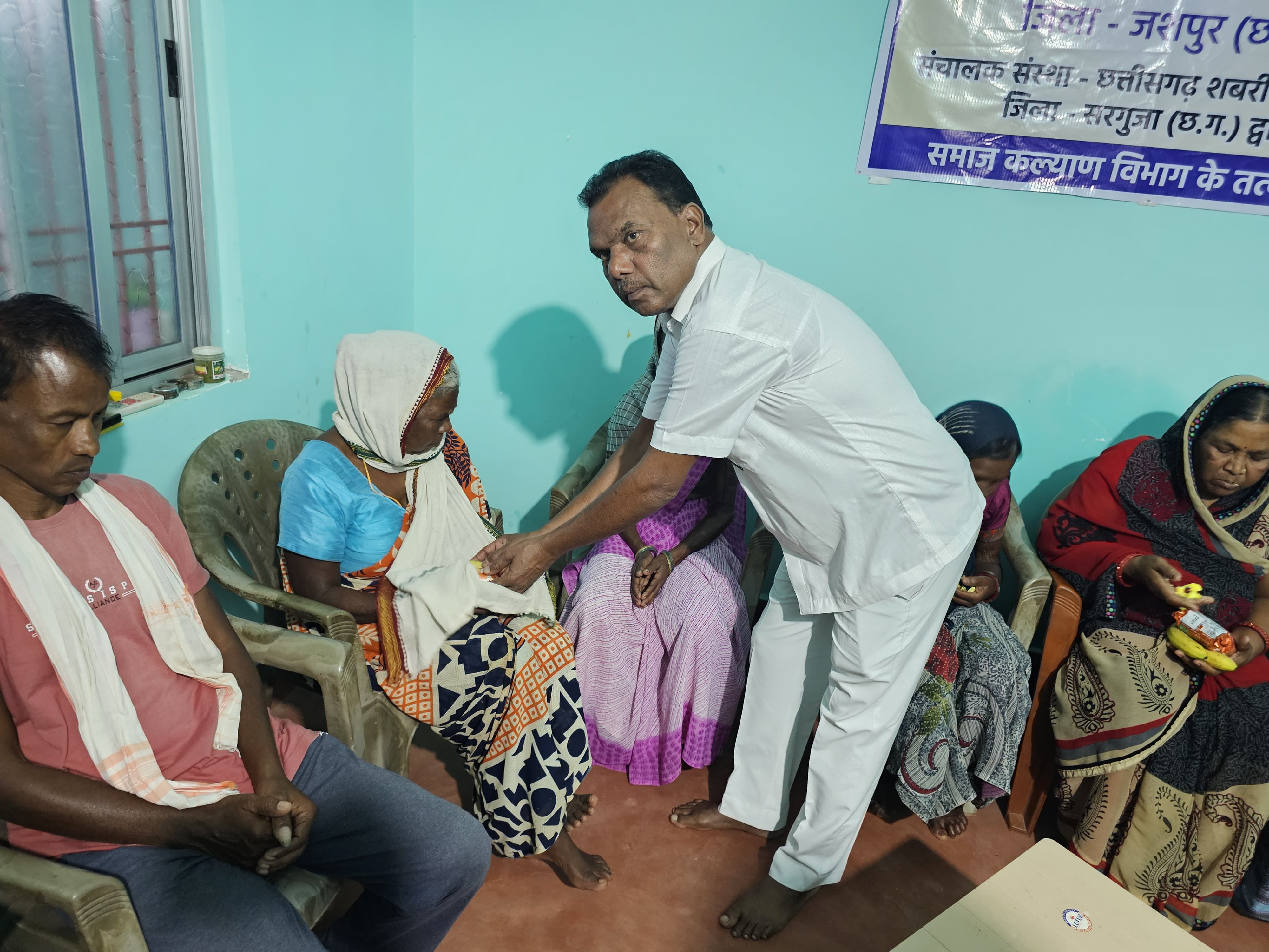 जन्मदिन पर दिखी सेवा की मिसाल: रिपब्लिकन पार्टी (अठावले) के राष्ट्रीय सचिव विजय प्रसाद गुप्ता ने वृद्धाश्रम में बुजुर्गों संग काटा केक, किया फल वितरण
