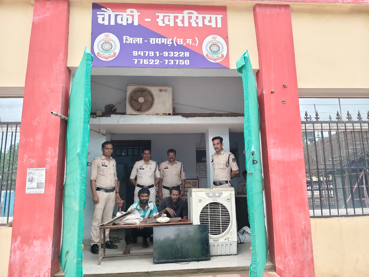 खरसिया में सूने मकान की चोरी का 24 घंटे में खुलासा, दो शातिर चोर गिरफ्तार, एलईडी टीवी, कूलर और पंखे सहित चोरी का सामान बरामद