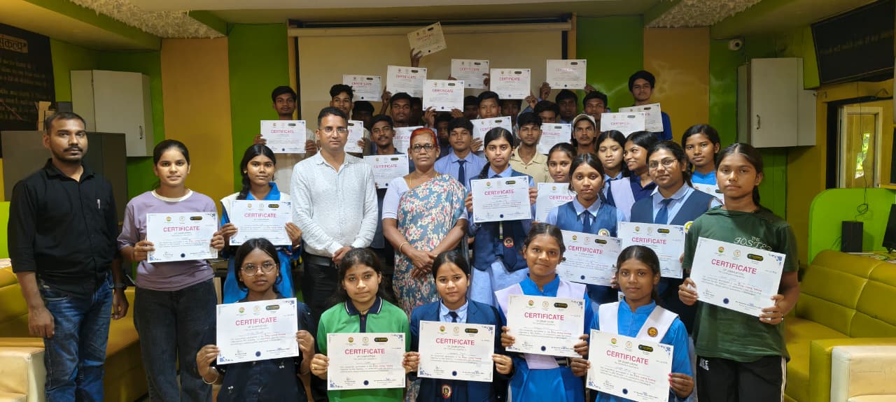 कलेक्टर रोहित व्यास की पहल से विद्यार्थियों ने सीखी कोडिंग की पहली सीढ़ी, चार दिवसीय प्रशिक्षण में 40 छात्र-छात्राओं ने समझीं प्रोग्रामिंग, एआई और तकनीकी नवाचार की बारीकियां