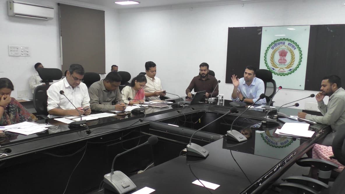 राजस्व प्रकरणों के निराकरण में तेजी लाएं, लापरवाही पर होगी सख्त कार्रवाई: कलेक्टर, लंबित प्रकरणों के समयबद्ध निराकरण के दिए निर्देश