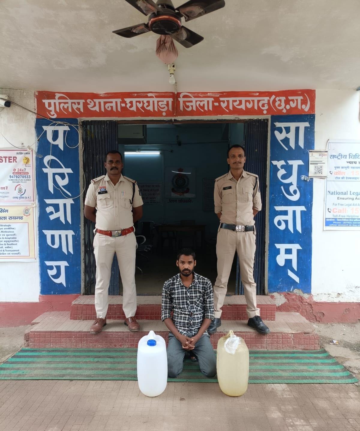रायगढ़ में नशे के खिलाफ &lsquo;ऑपरेशन आघात&rsquo; का बड़ा असर: घरघोड़ा और चक्रधरनगर पुलिस की संयुक्त कार्रवाई, 40 लीटर अवैध महुआ शराब जब्त, दो आरोपी गिरफ्तार