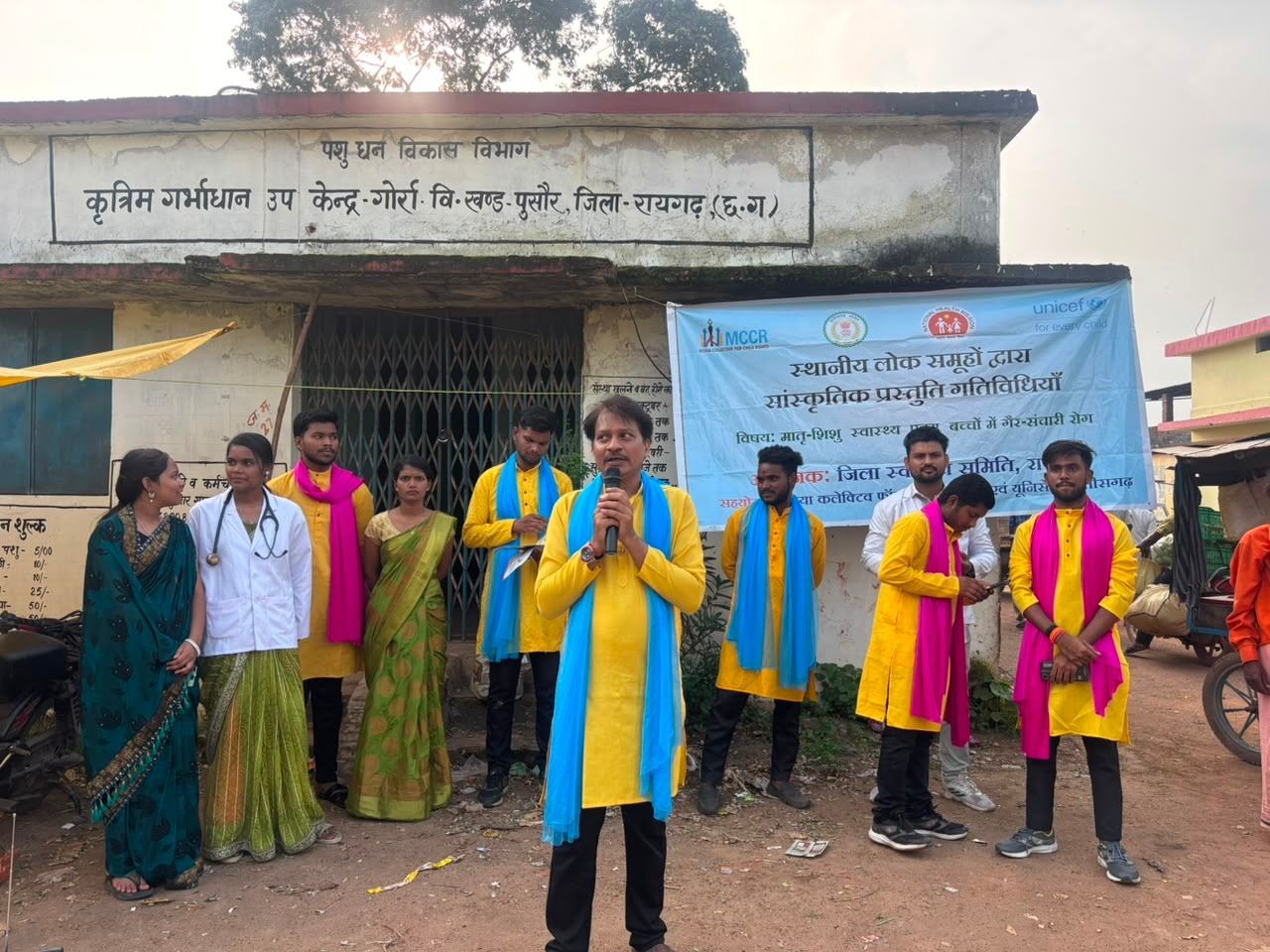 हाट बाजार में लोकगीतों की धुन पर चला स्वास्थ्य जागरूकता अभियान, बाल मधुमेह-सिकल सेल-जन्मजात हृदय रोग के साथ सुरक्षित प्रसव और टीकाकरण पर जोर