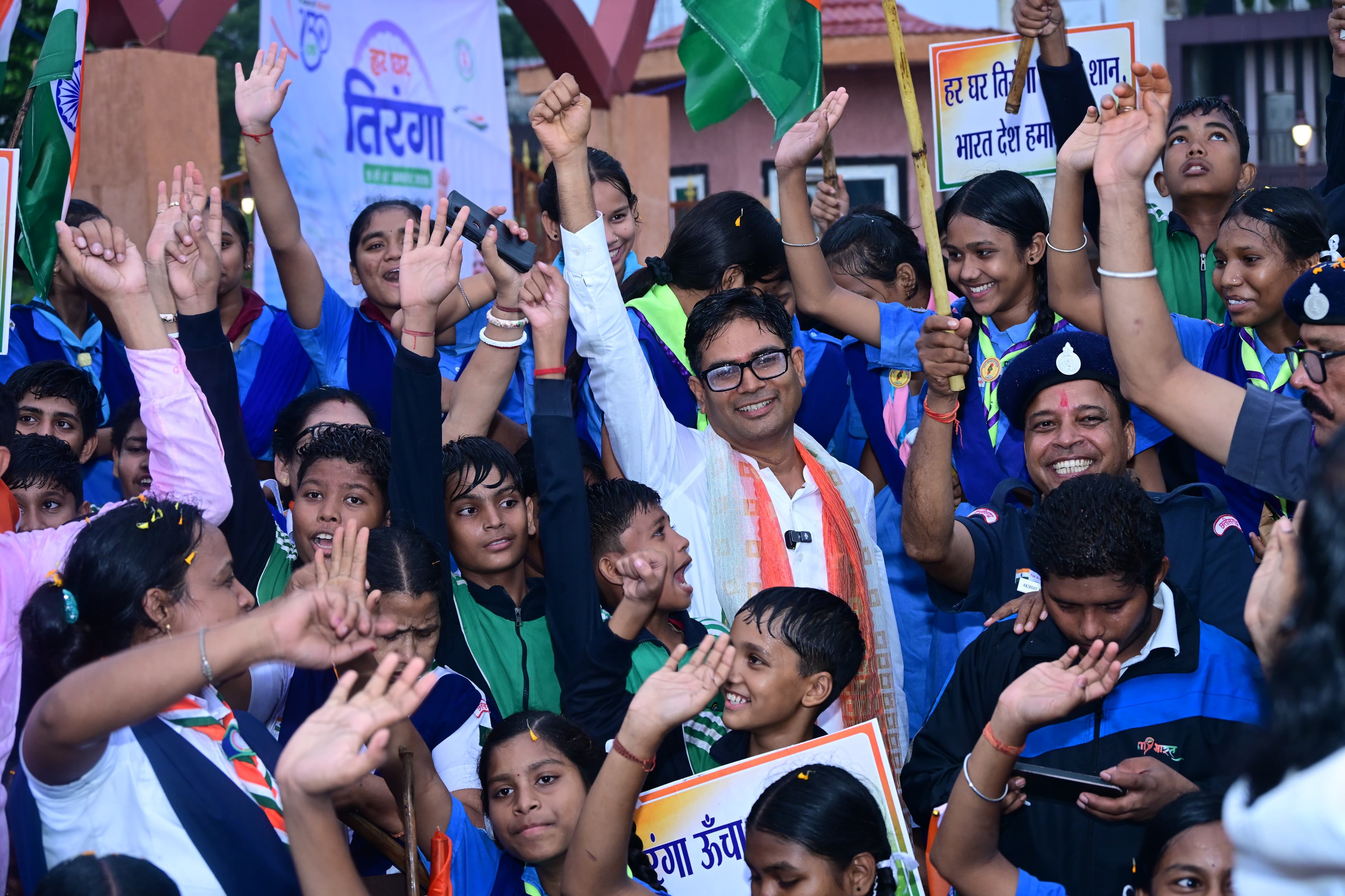 रिमझिम बारिश में निकली भव्य तिरंगा यात्रा, देशभक्ति से सराबोर हुआ रायगढ़,करीब 200 फीट लंबे तिरंगे के साथ उमड़ा जनसैलाब, वित्त मंत्री श्री ओ.पी. चौधरी हुए शामिल