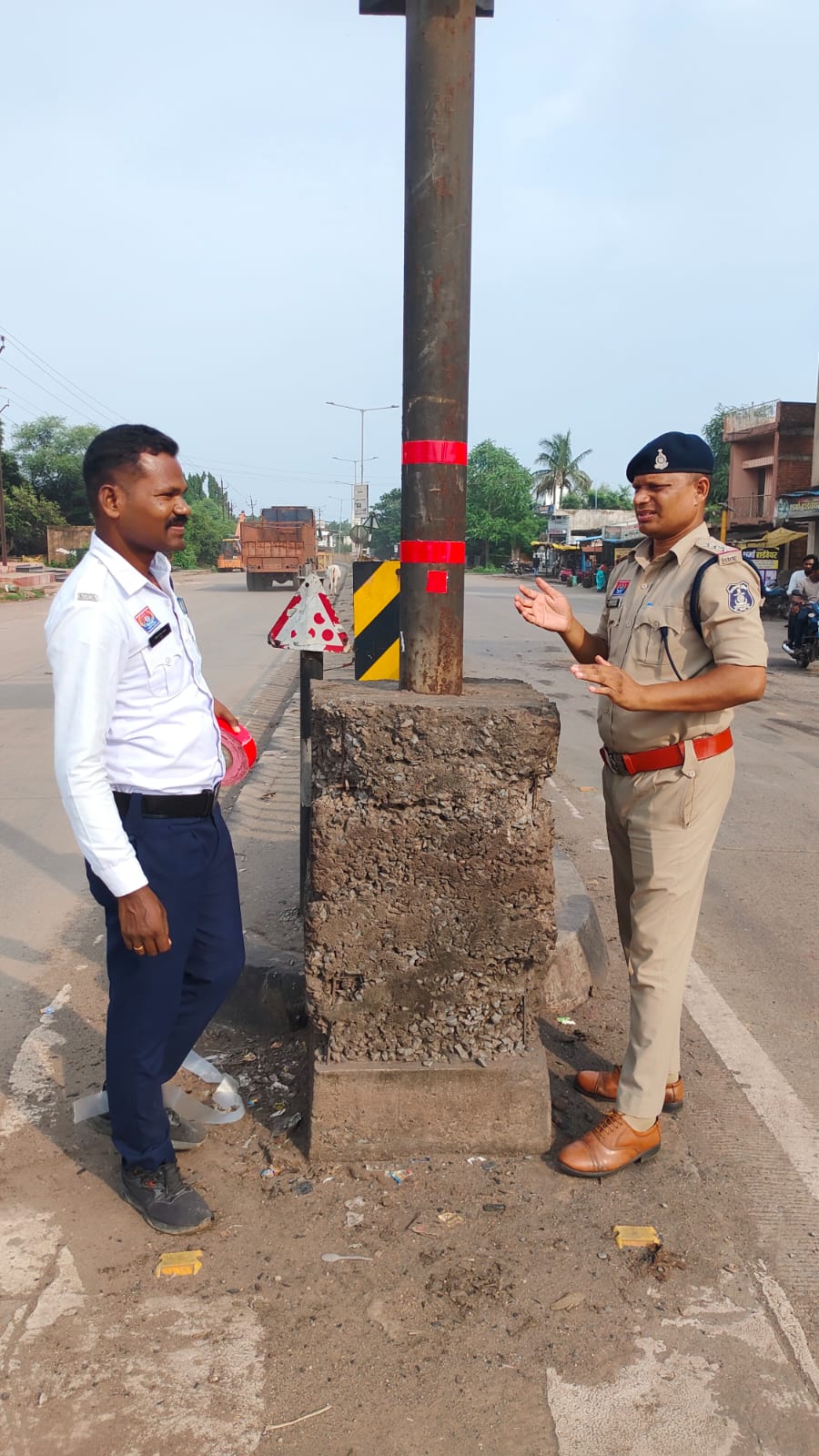 रात में दूर से दिखेंगे रायगढ़ के ब्लैक स्पॉट, हादसे रोकने यातायात पुलिस ने लगाए रिफ्लेक्टिंग रेडियम