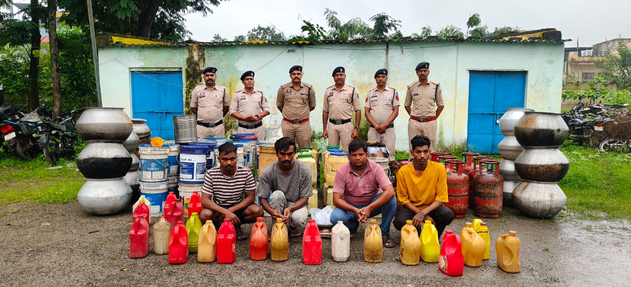 ऑपरेशन आघात में कोतरारोड़ पुलिस की बड़ी कार्रवाई, 395 लीटर महुआ शराब जब्त; छह आरोपी गिरफ्तार