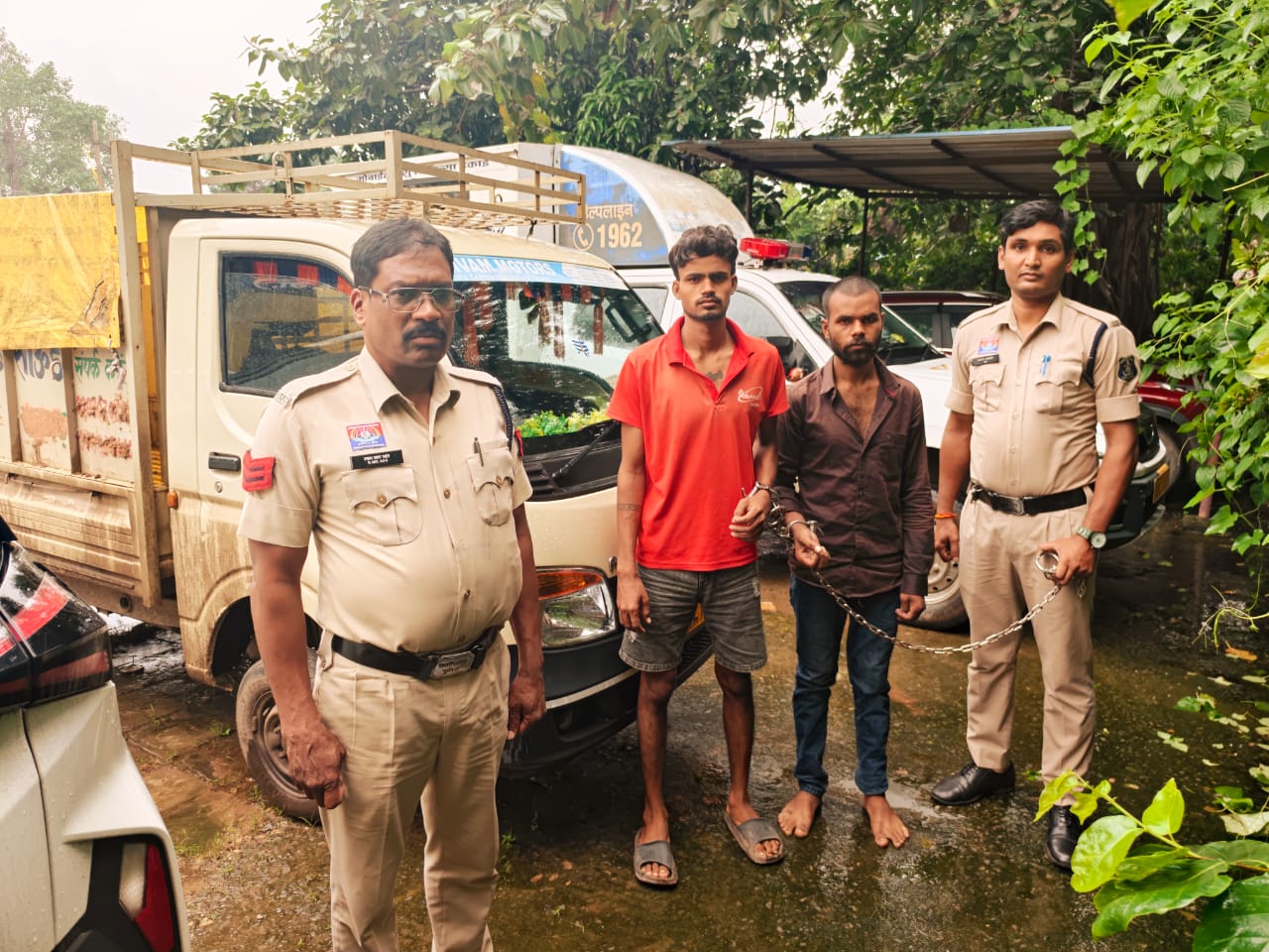 हादसे में मृत युवक की बाइक भी नहीं छोड़ी, चिखली-रैबार के बीच खड़ी क्षतिग्रस्त मोटरसाइकिल के पार्ट्स चोरी; पुसौर पुलिस ने दो आरोपियों को दबोचा, इंजन नंबर से खुला पूरा राज