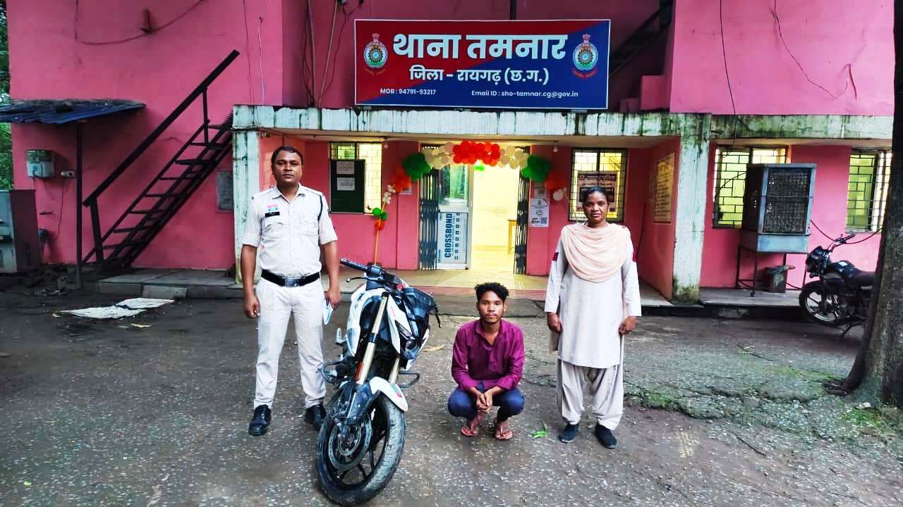 तमनार में दो चोरियों का बड़ा खुलासा: मिलुपारा से बाइक चोरी और कुधरीपारा की दुकान में सेंधमारी करने वाले 6 नाबालिग समेत 7 आरोपी पुलिस के हत्थे चढ़े, चोरी की बाइक और वारदात में प्रयुक्त वाहन बरामद