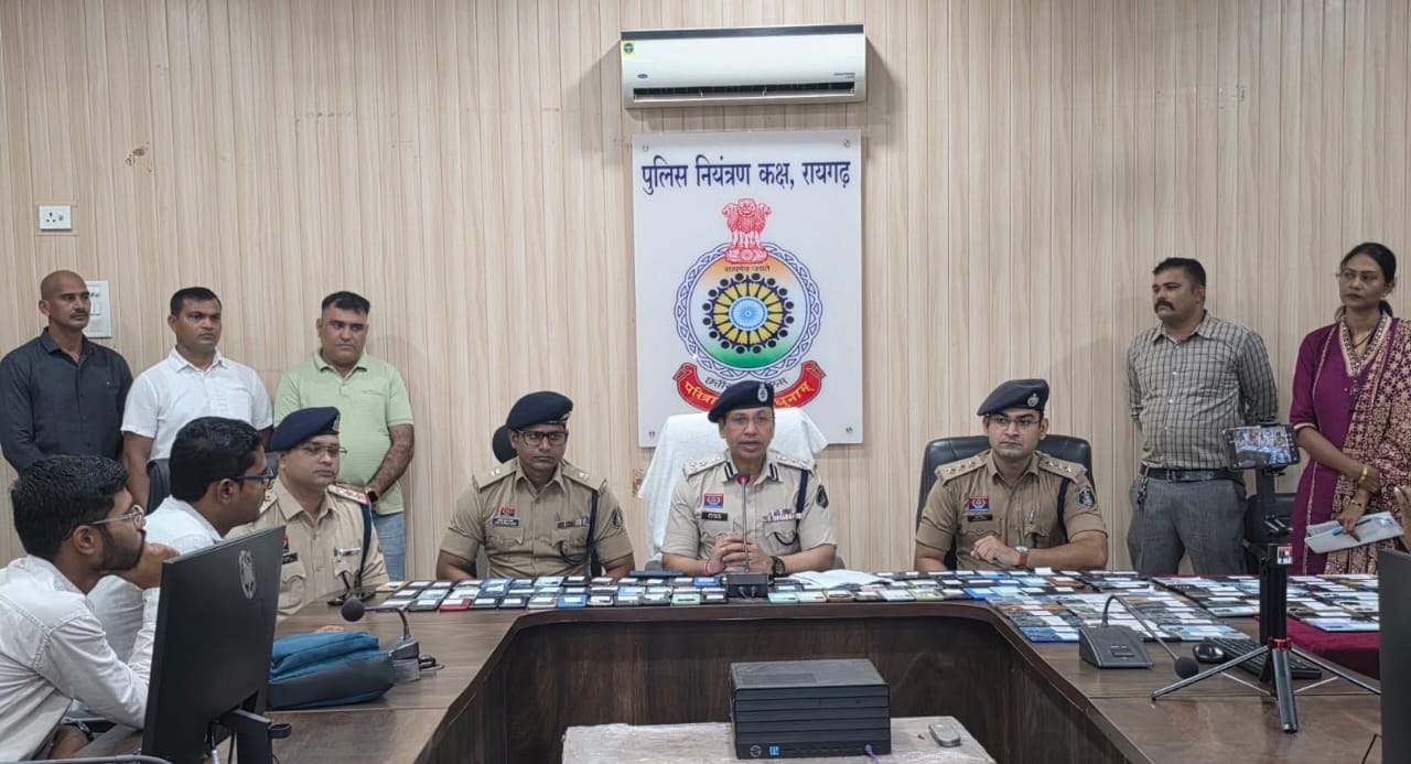 जिस मोबाइल के मिलने की छोड़ दी थी उम्मीद, वही लौटाया रायगढ़ पुलिस ने: साइबर टीम ने 150 गुम मोबाइल खोजकर मालिकों को सौंपे, 37.50 लाख से ज्यादा की संपत्ति वापस पाकर खिले चेहरे
