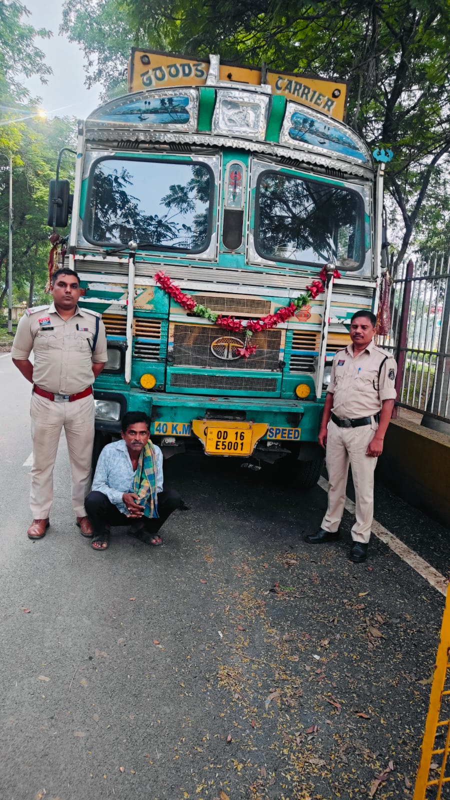 ऑपरेशन &lsquo;प्रहार&rsquo; में चक्रधरनगर पुलिस की बड़ी कार्रवाई, 15.75 टन स्क्रैप लदा 12 चक्का ट्रक पकड़ा