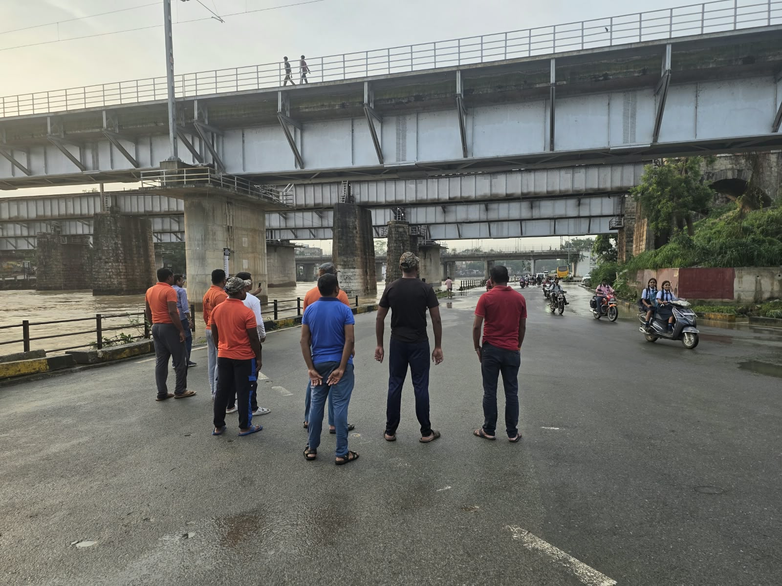 जलभराव के बीच रायगढ़ पुलिस अलर्ट, एसडीआरएफ समेत तीन थानों का बल मैदान में; दोपहर बाद सामान्य हुआ यातायात