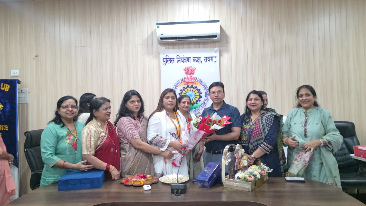 &ldquo;एक शाम राखी के नाम&rdquo; में दिखा भाई-बहन के रिश्ते का अनोखा रंग, पुलिसकर्मियों को राखी बांध बहनों ने जताया विश्वास, एसएसपी शशि मोहन सिंह बोले&mdash;महिलाओं और बच्चों की सुरक्षा सर्वोच्च प्राथमिकता