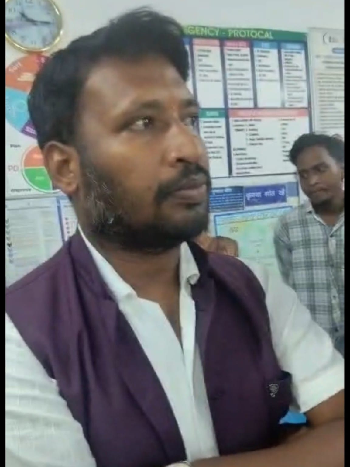तीन मौतों के बाद घायलों का हाल जानने जिला अस्पताल पहुंचे नगर पालिका अध्यक्ष अरविंद कुमार भगत, ड्रेसिंग रूम में वार्ड बॉय की कथित नशे की हालत देखकर भड़के, बोले&mdash;अस्पताल में ड्यूटी और कर्मचारियों की निगरानी आखिर किसके भरोसे?